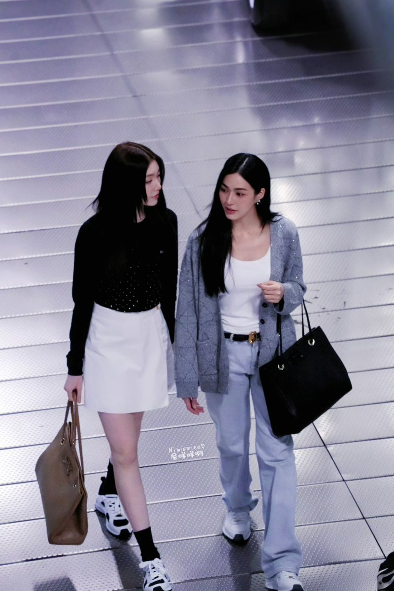 lovsubnews's tweet photo. OMGGGGGGG 🔥🔥🔥

Cre: 尼咩咩啊

LINGORM FLY TO DIOR PFW #LingOrmDiorAirportLook https://t.co/eFyhCdcp4K
