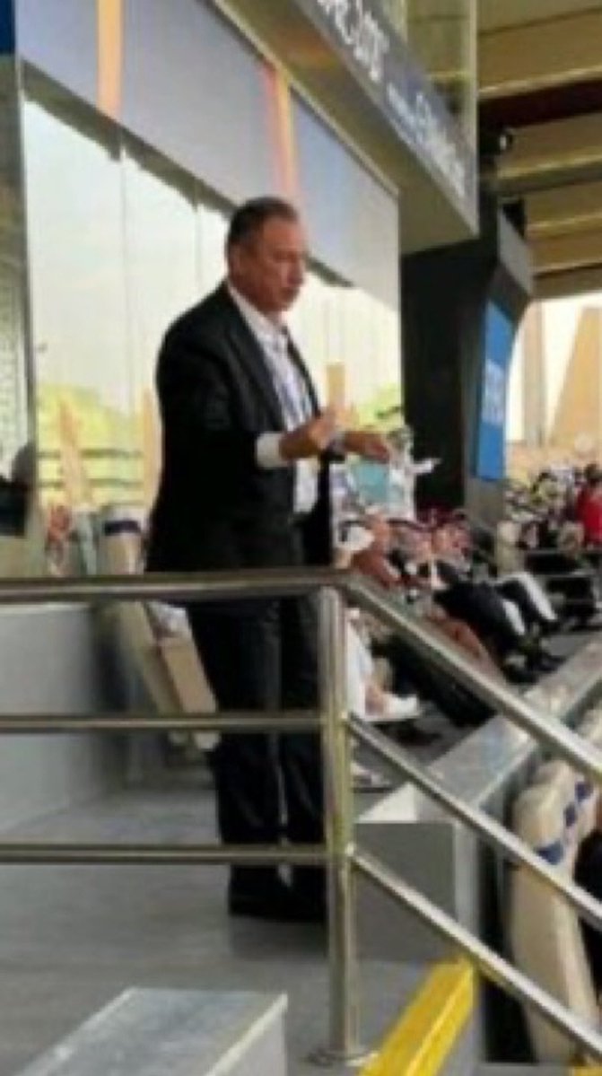 qwe6qwe's tweet photo. الله لا يسامحك يامحمود الخطيب
هذه هي اللقطه الشهيره في مباراة الهلال والأهلي المصري عندما طلب محمود الخطيب من لاعبي فريقه التوقف عن التسجيل بعد الهدف الرابع في مرمى الهلال 
#مبسوط_ياحبيبي 😂🤷‍♂️ https://t.co/SlQA1h2eDK