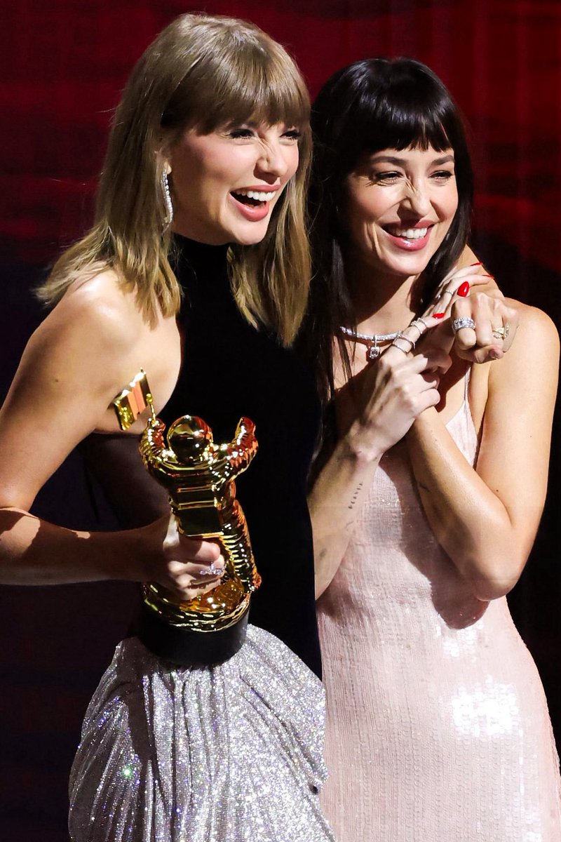 _filmcrave's tweet photo. Dakota Johnson and Taylor Swift at the 2026 MTV Video Music Awards. 📷 https://t.co/yO8fecaRDp