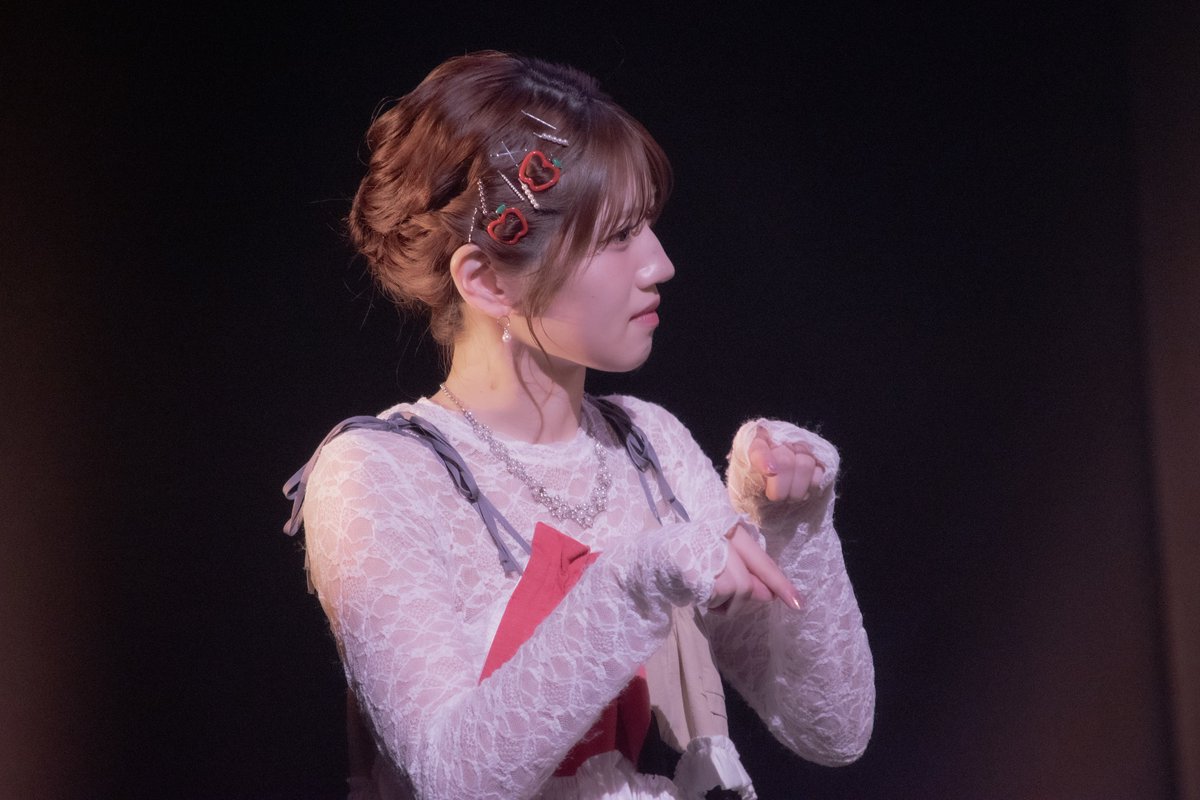 ycha03's tweet photo. りんごちゃんついてて可愛かった🍎
(なぁちゃんのお歌を聴いてるむらやまゆいりちゃん)

2026.9.27  大阪
#ゆうなぁファンミ 
#村山彩希 https://t.co/64VsfxbhHg