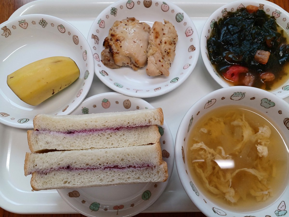 ShunkoHoikuen's tweet photo. #今日の給食
ハニーマスタードチキン、わかめとトマトのサラダ、ブルーベリージャムサンド、冬瓜と卵のスープ、バナナ https://t.co/A0y8o9LaXd
