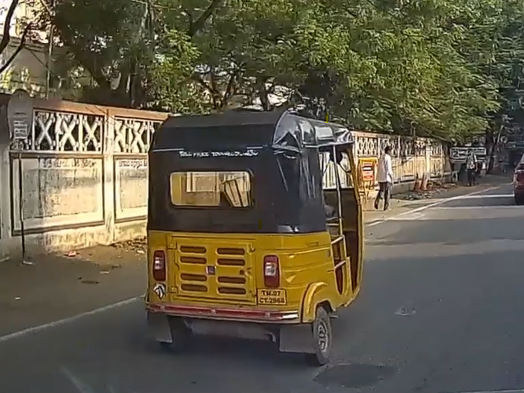 civil_issues_tn's tweet photo. 🚨 @chennaitraffic What is the purpose of #ANPR cameras if blatant violations go unchecked?
At #Thiruvanmiyur RTO signal: 🔴 Auto violating the signal (TN07CT2968)
⛔ Another auto blocking traffic where there is no U-turn
Are #autodrivers being given undue leniency? 🛺⚠️ https://t.co/r83nhh4xip