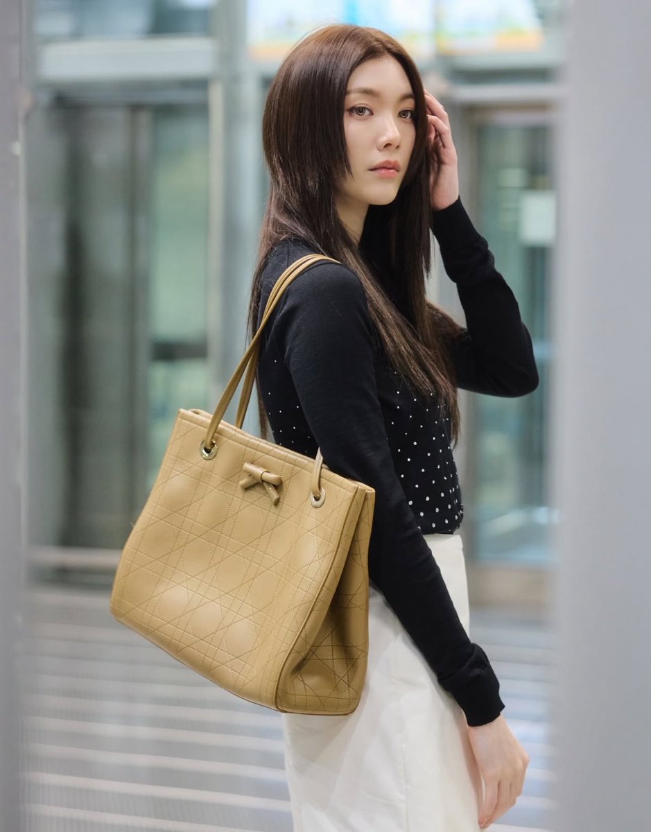 KMayaKwangbae's tweet photo. คุณหนูออม คือ สวยเริ่ด นี่แหละๆๆๆๆๆๆ

LINGORM FLY TO DIOR PFW 
#LingOrmDiorAirportLook 
#OrmKornnaphat #DiorSummer27 #PFW https://t.co/pAKd1aYs3W