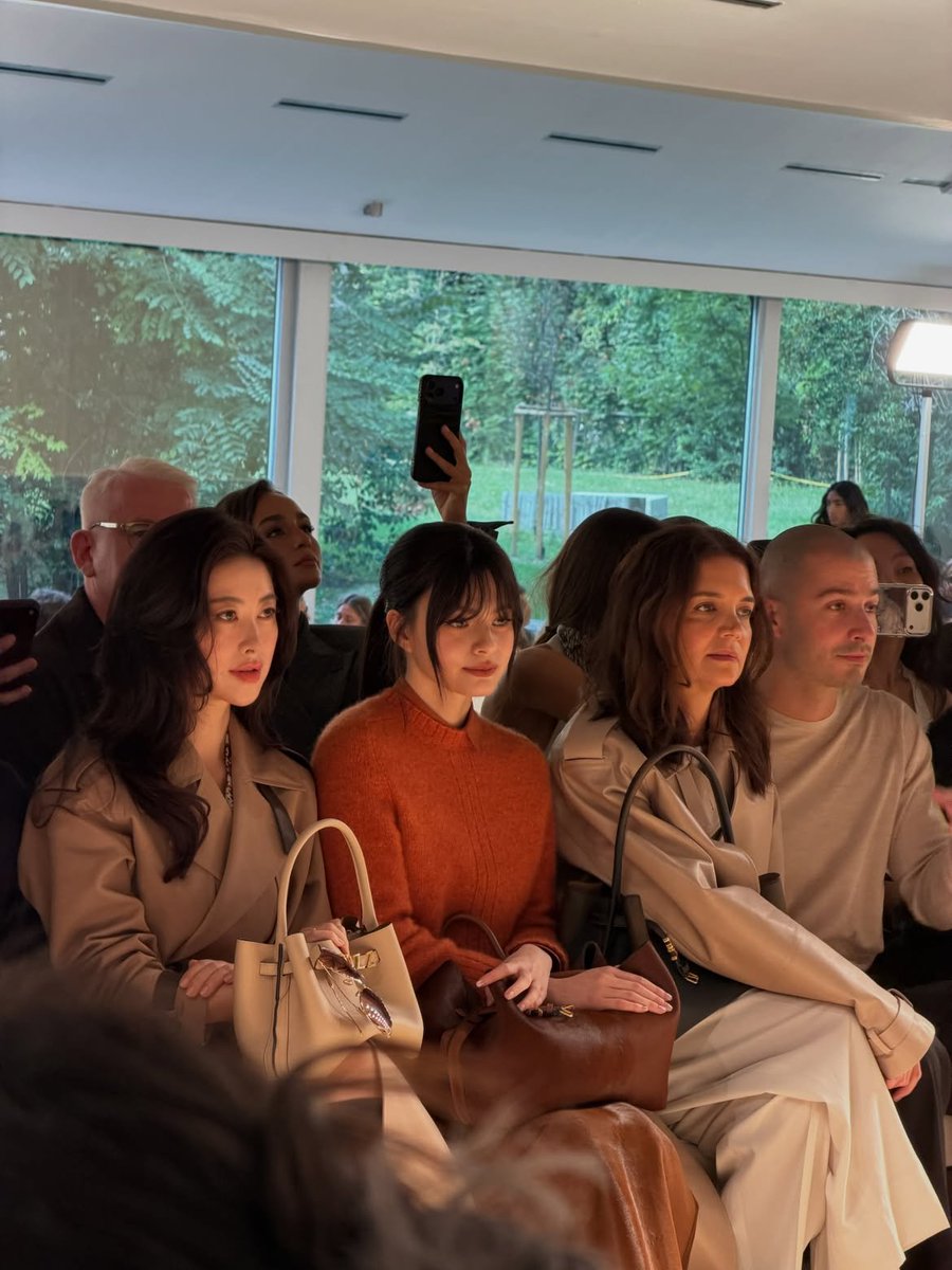 beckyfanclub05's tweet photo. Our front row queen 🧡

@Tods @AngelssBecky
 
#BeckyxTodsSS27 #Tods #TodsSS27 
#beckysangels #BeckyArmstrong‌ 
#BeckyxMFWTodsSS27 #MilanFashionWeek https://t.co/shMLqx2VF1
