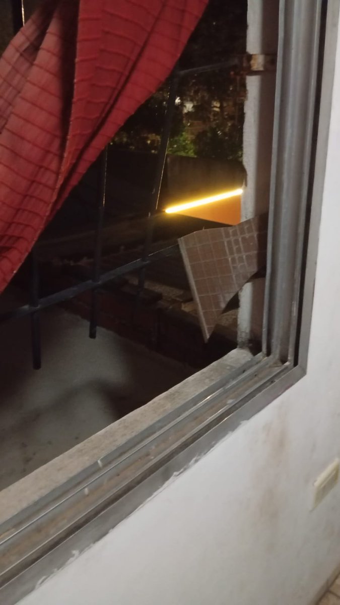 TinchoCabrera20's tweet photo. Un tipo entró a unas 7 casas de mi barrio, no se robó nada en ninguna, en mi casa rompió las rejas de la ventana, revolvió todo (vió plata, billeteras, celulares, notebooks, no se llevó nada) se armó un sanguche de salame, lo dejó a medio comer y se fué. https://t.co/3sYY4xlZVY