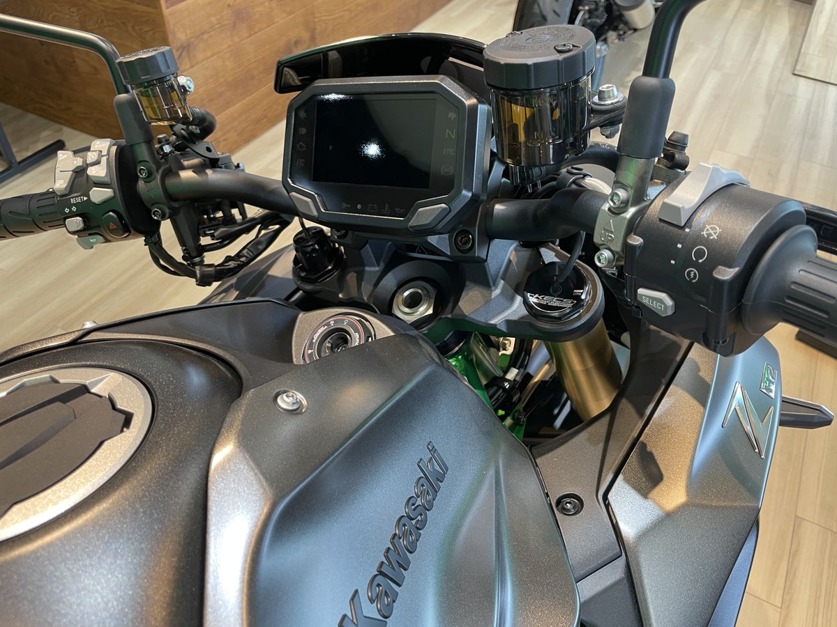 plazatotsuka's tweet photo. こんにちは、カワサキプラザ横浜戸塚です！
2027年モデル　Z H2 SE入荷しました。
スーパーチャージドエンジンの圧倒的なパワーを体験できます！
ETC2.0を標準装備！
その他の車両についてもお気軽にお問い合わせください。
#カワサキ #新車 #zh2 https://t.co/gBT7N6RqMv