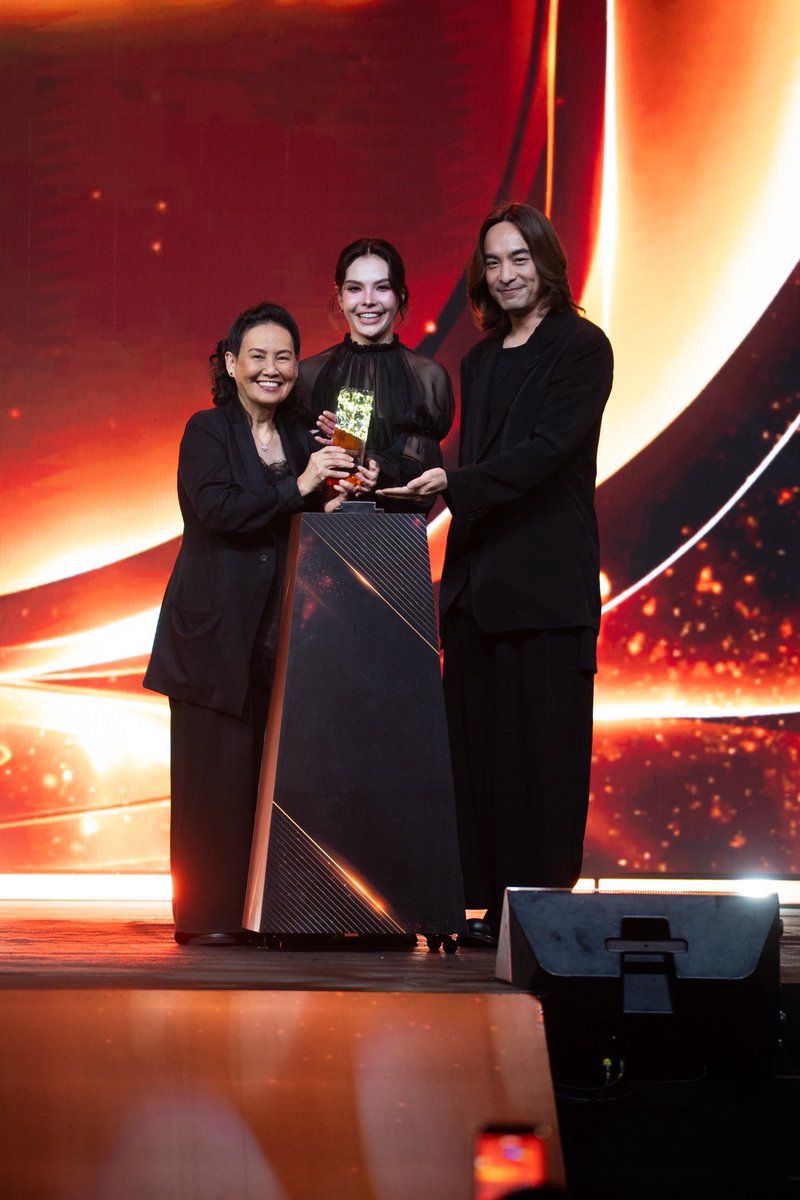 around_ent's tweet photo. CHANGE2561 !!! คว้า 4 รางวัล ในงาน FEED X KHAOSOD AWARDS 2026

POOHPAVEL GOLDEN NIGHT FEED 
LMSY FEED X KS AWARDS 
#FEEDxKHAOSOD2026xPoohPavel 
#poohpavel #พูห์พาเวล #ppoohkt #pavelphoom
#FEEDxKHAOSOD2026xLMSY 
#SonyaSaranphat #LMSY 
#FEEDxKHAOSODAwards2026

อ่านข่าวเพิ่มเติม
📍https://t.co/T592rAesj0

ตอกย้ำความสำเร็จอย่างงดงามอีกครั้ง สำหรับ CHANGE2561 บริษัท Content Creator ผู้ผลิตผลงานคุณภาพหลากหลายรูปแบบ ทั้งซีรีส์ ละคร รายการ On Air และ Online รวมถึง Showbiz และ Event พร้อมทั้งเดินหน้าคัดเลือกและพัฒนาศิลปินนักแสดงคุณภาพสู่วงการบันเทิงอย่างต่อเนื่อง ส่งผลงานครองใจผู้ชมทั้งในประเทศไทยและทั่วโลก