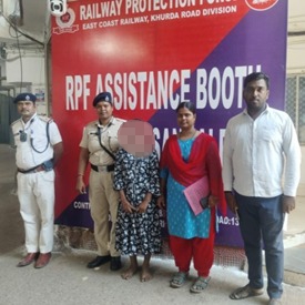 rpf_ecor_kur's tweet photo. Operation Nanhe Fariste:- On 27.09.2026, RPF/Puri rescued a 15-year-old minor girl from Puri Railway Station and handed her over to CWC/Puri for rehabilitation as per SOP, following proper documentation. https://t.co/4YfLp1WSds