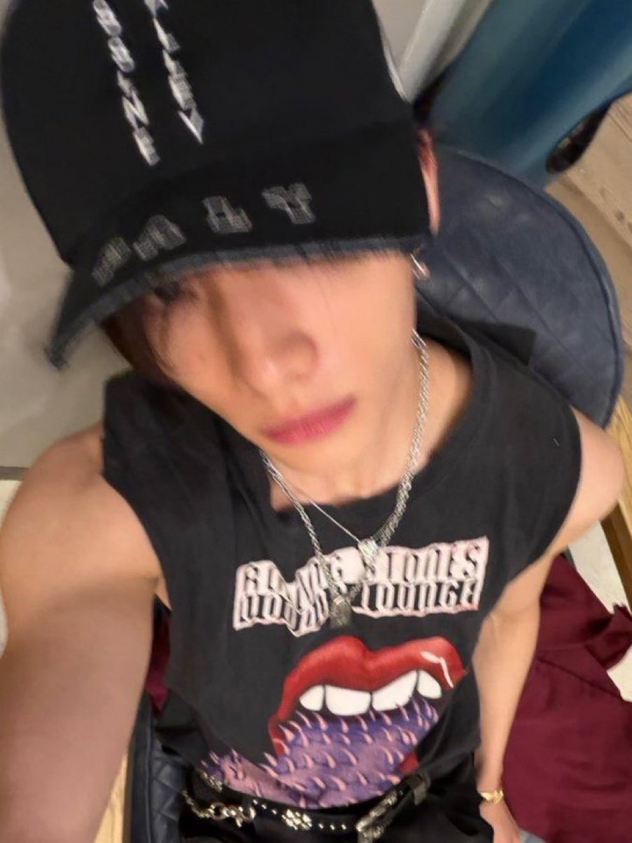 jsungiehan's tweet photo. this genre of hyune selfies.. https://t.co/gD7zRug9Z0