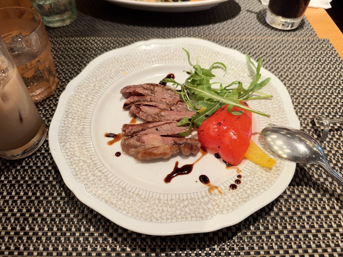 kr5pk's tweet photo. シャニ来てた高校の同級生と飯食ってた https://t.co/BXiByPuyAj