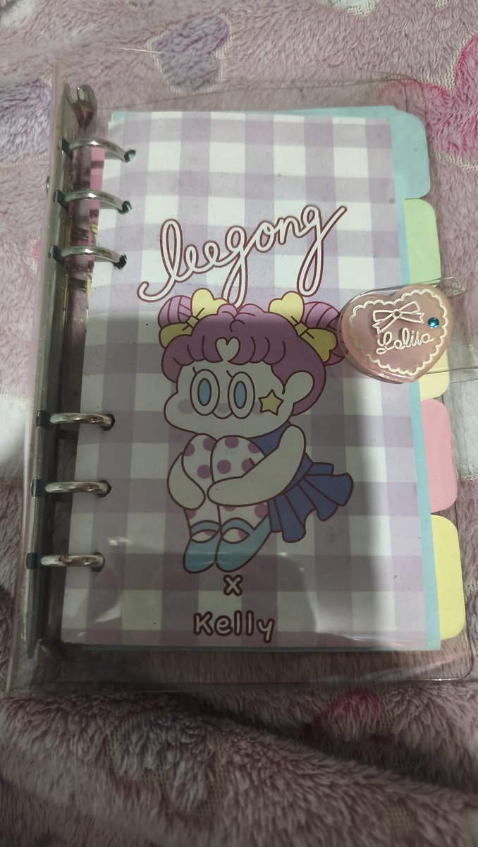 OnormalhumanO's tweet photo. @Reuna_OvO Podrías hacer un pequeño cuaderno de recortes con las partes de las cajas que más te gustan. 
Es solo una sugerencia, se que el cartón es grueso pero existen estás libretas tipo anillos. Está es mis de hace años nunca la use, te la regalaría si pudiera. https://t.co/LnmbWPNpvG