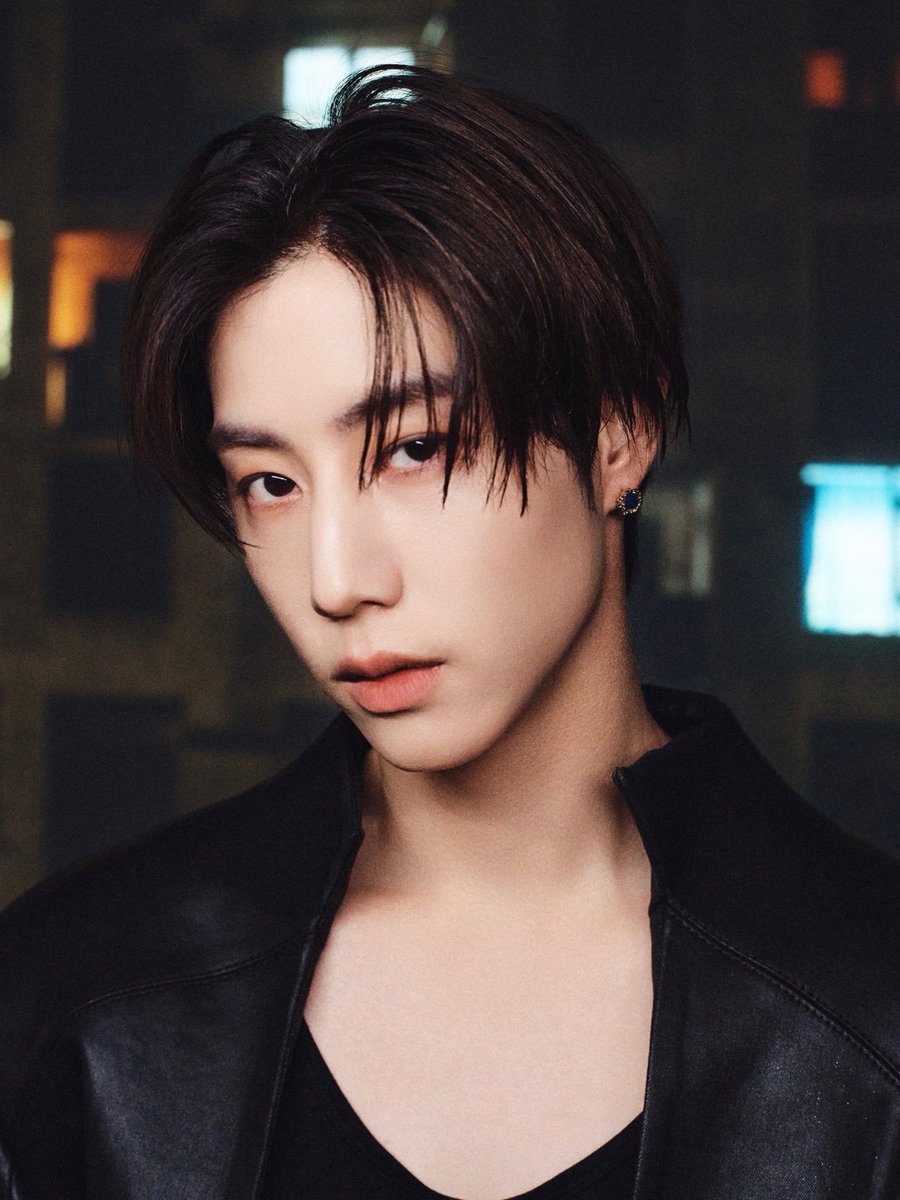 Fratt93's tweet photo. ใจสั่นไม่ไหวเลยอ่ะ มาร์คต้วนโคตรหล่อ ใบหน้าที่เพอเฟค สายตาที่อันตราย ถ้าแร็ปขึ้นมาก็เตรียมตัว แล้วยิ่งฟีทกับมิลลิด้วย ชั้นตื่นเต้นนนนนน 🫠🫠

#NIGHTLIGHT 
#MarkTuan #段宜恩 #마크 #MILLI
@marktuan https://t.co/67KRERueUR