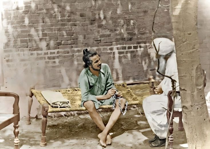 rudrakshdhaari's tweet photo. डियर कॉमरेड,

तुम्हारा जन्म दिन आ गया है और हर साल की तरह इस बार भी तुम बहुत याद आए। रम के पेग अकेले लगाने की तमन्ना नहीं है लेकिन तुम्हारी ग़ैर मौजूदगी में कोई और चारा भी नहीं है। उम्मीद है बिस्मिल,अशफ़ाक, राजगुरु, सुखदेव, बटुकेश्वर और आज़ाद के साथ कल रात अच्छी पार्टी हुई होगी। तुम से तो यह भी नहीं पूछ सकता कि जन्नत कैसी होती है, तुम तो नास्तिक हो। क्या पता तुम इंद्र की सभा में भी किसी दिन बम फेंक आओ। पिछले साल तुम्हारी जेल डायरी मिली थी, यार गज़ब की किताबें पढ़ते हो, और ये बताओ बिना इंटरनेट के इतनी किताबें मिल कैसे जाती थीं तुम्हें? लाइब्रेरियन को कैसे मना लेते थे? यहाँ तो अब न लाइब्रेरियन है न लाइब्रेरी है। ख़ैर छोड़ो! आज तो कॉमरेड, तुम्हा���ा जन्म दिन है, कुछ तुम्हारी बात करता हूँ। मुझे लाहौर का हाल चाल मिला, कुछ दोस्त सरहद उस पार बनाए हैं मैंने, तुम्हारा घर लायलपुर बिलकुल महफूज़ है वहाँ और लाहौर यूनिवर्सिटी भी, कभी आना तो साथ में पंजाब घूमेंगे। खेतों में बंदूक़ वाली फ़सल अभी भी बाक़ी है लेकिन गुज़रे दिनों खेतों में कुछ काले कानून उग आए थें, उनको साफ़ किया है। बिस्मिल से कहना की गोरखपुर उनको रोज़ याद करता है, आज़ाद कंपनी गार्डन में अगर कभी टहलने आएँ तो बता देना मैं भी सुबह जल्दी उठ कर सैर पर निकल पडूँगा। ख़ैर! तुम को एक नई बात बताता हूँ, तुम हिंदुस्तान से प्यार करते हो लेकिन अब लोग हिंदुस्तान बोलने में शर्म महसूस कर रहे हैं, कुछ बुरा हो गया है तुम्हारे हिंदुस्तान के साथ लेकिन घबराने की ज़रूरत नहीं है कॉमरेड, हम हैं ना, लड़ रहे हैं, तुम्हारे जज़्बे के साथ। तुम्हारा ड्रीम लैंड हमारा होम लैंड है । 

पिछली बार तुमने पूछा था गांधी के हत्यारों का क्या हुआ?
कॉमरेड, ये सवाल तुम न ही पूछते तो अच्छा था। तुम्हारा तहरीर किया ग़ालिब का शे'र याद आया -

बाज़ीचा-ए-अतफ़ाल है दुनिया मिरे आगे
होता है शब-ओ-रोज़ तमाशा मिरे आगे

अच्छा एक बात तो बतानी ही रह गई है, मैंने पिछले साल फिलोसॉफी पढ़नी शुरू की है, तुम्हारी तरह किताबों का शौक़ पाल लिया है । कुछ कुछ लिखता भी रहता हूँ, अगर कभी ग़ालिब और मीर से फुरसत मिले तो काफ़ को मौक़ा देना, तुमको अपनी ग़ज़लें सुनाने का बहुत मन है। इस सिलसिले में पिछले हफ़्ते मैंने एक ख़ाब भी देखा है, लाहौर यूनिवर्सिटी में किसी शाम तुम एक जो़रदार भाषण देकर सी���़ियों से उतर रहे हो और दोस्तों ने तुमको घेर रखा है, तुम मेरे साथ कैम्पस से बाहर आते हो और हम किसी खुफ़िया जगह पे ओल्ड मॉन्क के पेग लेकर बैठे हैं तुम ग़ालिब की ग़ज़ल सुना रहे हो और आज़ाद दाद दे रहे हैं। पंडित शराब की बात पर बिस्मिल हो गए हैं। और फिर तुम मुझसे कहते हो काफ़ कोई ग़ज़ल सुनाओ जानी।

कॉमरेड तुम याद आते हो, बेशुमार याद आते हो । 

तुम्हारा जानी

काफ़