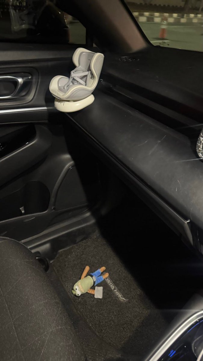 davinaanadaa's tweet photo. Inalillahi wainailaihi rojiun. Ini akibatnya kalau lupa pake seatbelt. https://t.co/SEhxQAoOMb