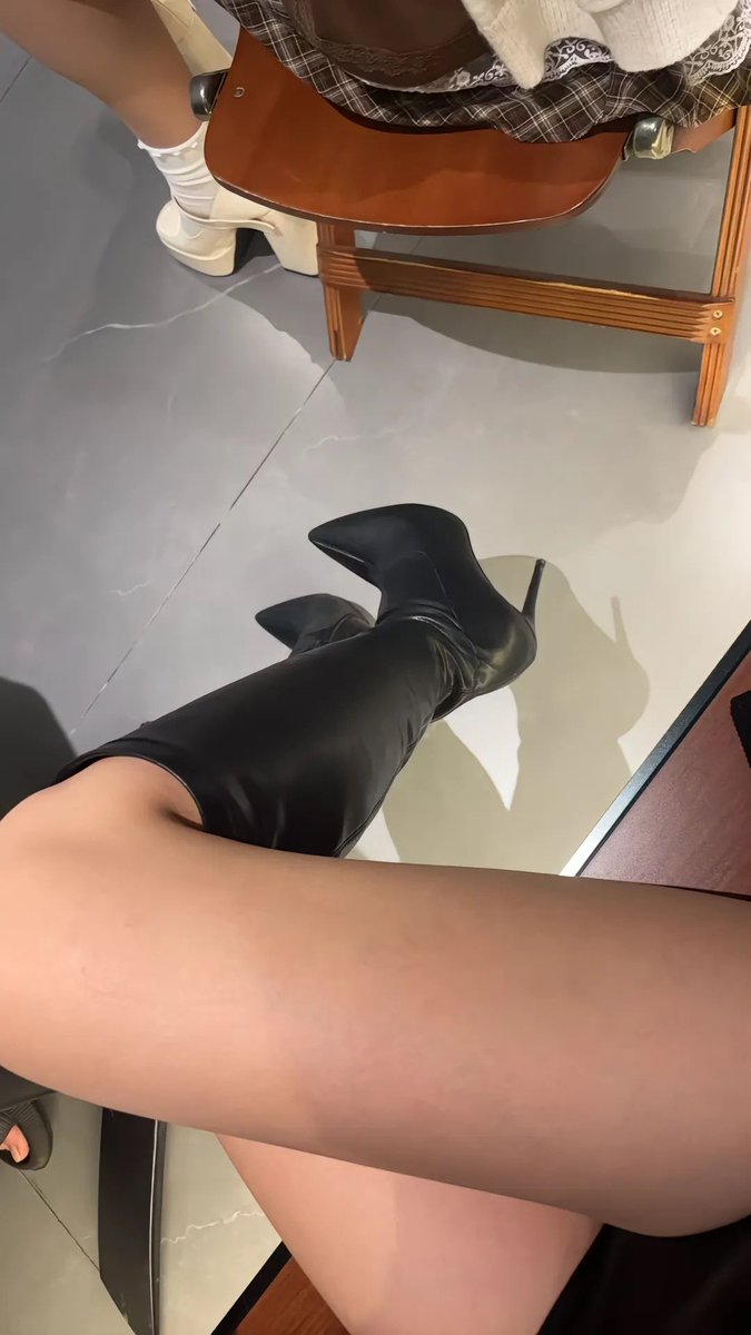 YYwanfu's tweet photo. 网上你叫我阿姨我不挑你理，见了面你该叫我什么 #御姐 #高跟靴 #高跟鞋 #高跟控 https://t.co/BTwbYaHtmY