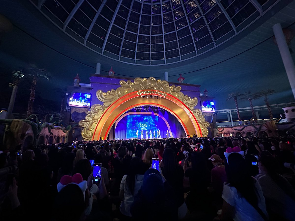 ENVANUPDATES's tweet photo. Three years ago today, ENHYPEN held the ‘DARK MOON SPECIAL STAGE’ at Lotte World Garden Stage as part of their collaboration with Lotte World! https://t.co/9tuLdI0RYE