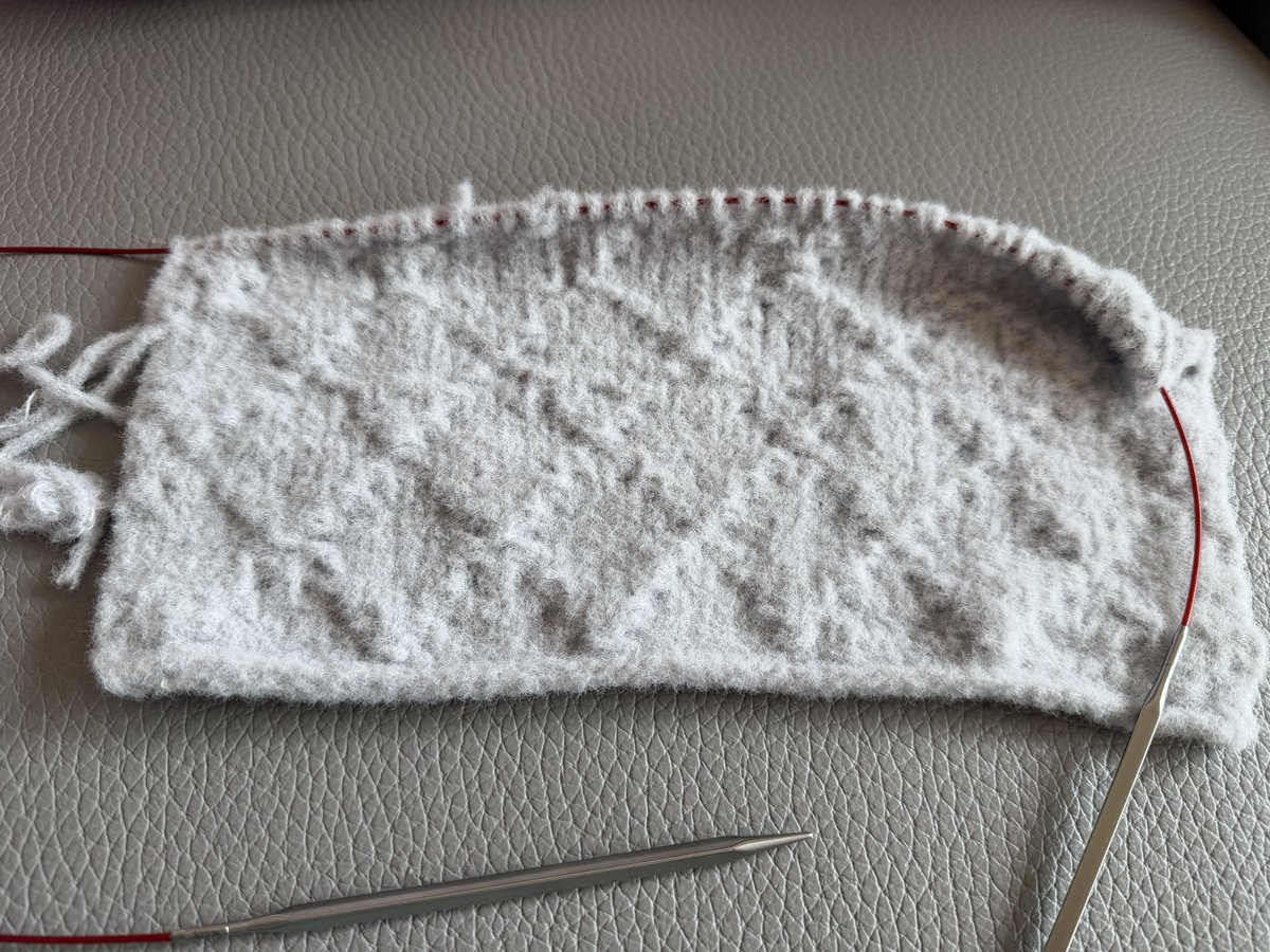 knittngcat's tweet photo. 동생이 부탁해서 뜨고 있는 앵콜스 머랭백... 실도 바늘도 매끄러운데다 컨티도 이제 좀 익숙해지는 중이다보니 코 너무 빠트려서 절망적으로 너덜거리고 있음ㅋㅋㅋㅋㅋ 뭐 이건 뒤판이라하면 될거라는 마음가짐으로 될대로 되라며 뜨는 중..🙄🙄 https://t.co/o8S6cx7kfI