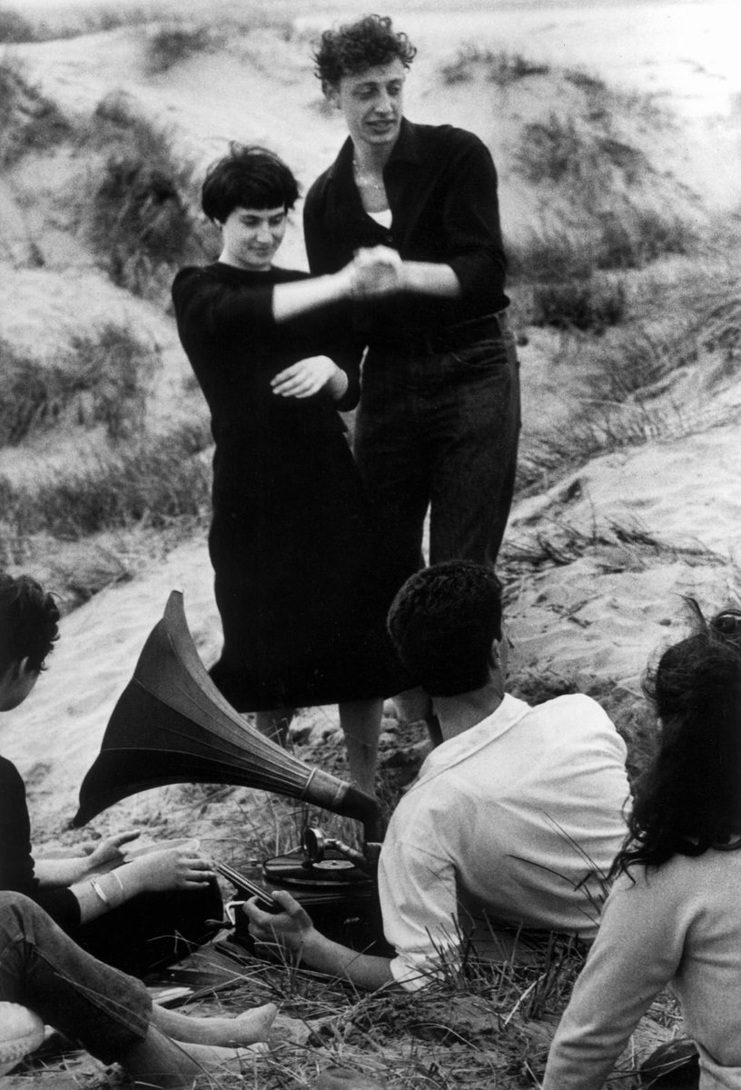 CasaLettori's tweet photo. “Due mani che si cercano sono l'essenza di tutto il domani.”

André Breton

Scomparso il #28settembre 1966

Gianni Berengo Gardin

#FrammentiDiRealtà a #CasaLettori https://t.co/9BHhZMwB9s
