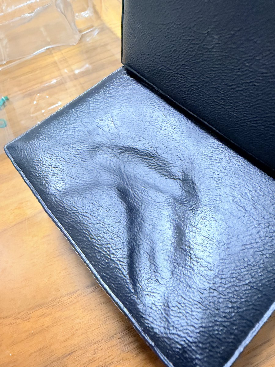 oshirukokinenbi's tweet photo. 後ろ雑多ですみません！！！！
190センチ95キロ(渋谷前)が座った跡！リアルです！ https://t.co/dGx0rShGg9