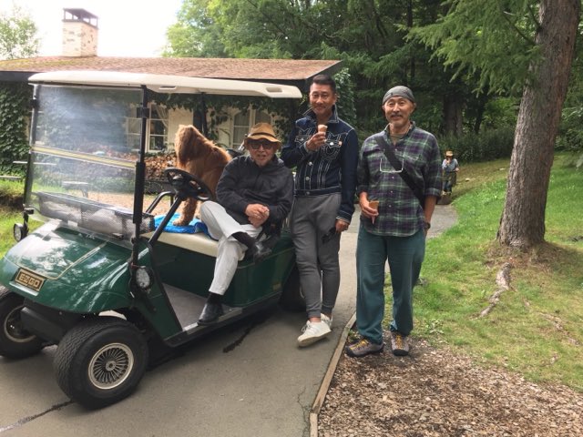 officenakai_NK's tweet photo. 昭和ドラマの巨星の訃報

向田邦子さん、山田太一さん、そして倉本聰さん。 テレビのチャンネル権がまだ大人にあり、子供にとってテレビが宝箱だった時代。あまり、意味は分からずとも、宝箱に齧り付いて観たドラマ。 企業のCMを流すために作られたテレビという箱を、一週が待ちきれないほど質の高い、物語を見せる箱に変えていった巨星達。
倉本聰さんと初めてお仕事をさせて頂いたのは、1983年放送の「波の盆」であった。 撮影前に行われる本読み。 会議室に集まり、笠智衆さん、加藤治子さんをはじめとする錚々たる先輩達がテーブルを囲む。当時、21歳であった私は、当然末席に。 そこに、プロデューサーを先頭に、監督、倉本さんらが入室。ゆっくり席につく。 静けさというものは、人が居らず、自然の中に身を置いた時に感じるものであり、都会デトックス、癒しだと思っていた私であったが、60人ほどの大人が片寄合う様に集った大都会の会議室で感じた静けさ。台本の上を滑り落ちた鉛筆が、机に転がる。その音が、ペットボトルを壁に投げつけたかの様な爆音に聞こえる程。緊張と恐怖を覚え、静けさの概念が変わった瞬間でもあった。 本読み終了後、先輩方に容赦ない、倉本さんのダメ出し。末席に控える私は、血祭りを覚悟した。 だが、デビューして2、3年ほどの私には、ほぼ言葉はなく、終了。 その時強く感じた。お前さんはまだダメ出しをする程の俳優にもなっていない…先輩のダメ出しを通して、私に伝えたメッセージを。
その後、数々のドラマにお声がけを頂き、度毎に、色々な事を厳しくも、愛情を持って教えて頂きました。 「おもちゃの神様」というドラマのオファーを、ご本人から直接頂いた時の事。「今度、俺のなりすましをした人間の話をドラマにするんだけど、その成りすましをした男をやってほしい。その役…どう考えても、貴一なんだよ。成りすましやらせるんだったら、貴一しかいないんだよ。他に思い浮かばないんだ。」と。 どういう事？どういう意味？ 直接、オファー頂いたのは嬉しかったのですが、一癖も二癖もあるオファー、こんなオファー…って…（笑）と複雑な気持ちでお受けした事が、昨日のことの様。
最後にご一緒出来たのは、映画「海の沈黙」。 ここから…もっともっと面白いドラマを書いて頂きたかった。面白いテレビドラマを。 残念です。
晩年は、大好きなタバコも止められ、療養をなさっていらしたとか。天の上が、全面禁煙かどうかはわかりかねますが、喫煙所を見つけて、大好きな一服を、気兼ねなく楽しまれてください。
心よりご冥福をお祈りいたします。

中井貴一

写真: 2019年、コロナ前。古い友人の金澤氏と「風のガーデン」の横にて
