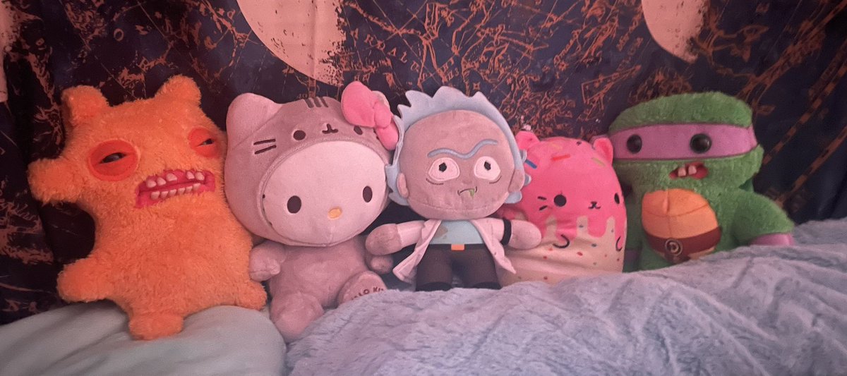 cyber_zomby's tweet photo. I think my lineup of plushies on my bed fit my personality perfectly #plushies https://t.co/XDN0U9I7Ht