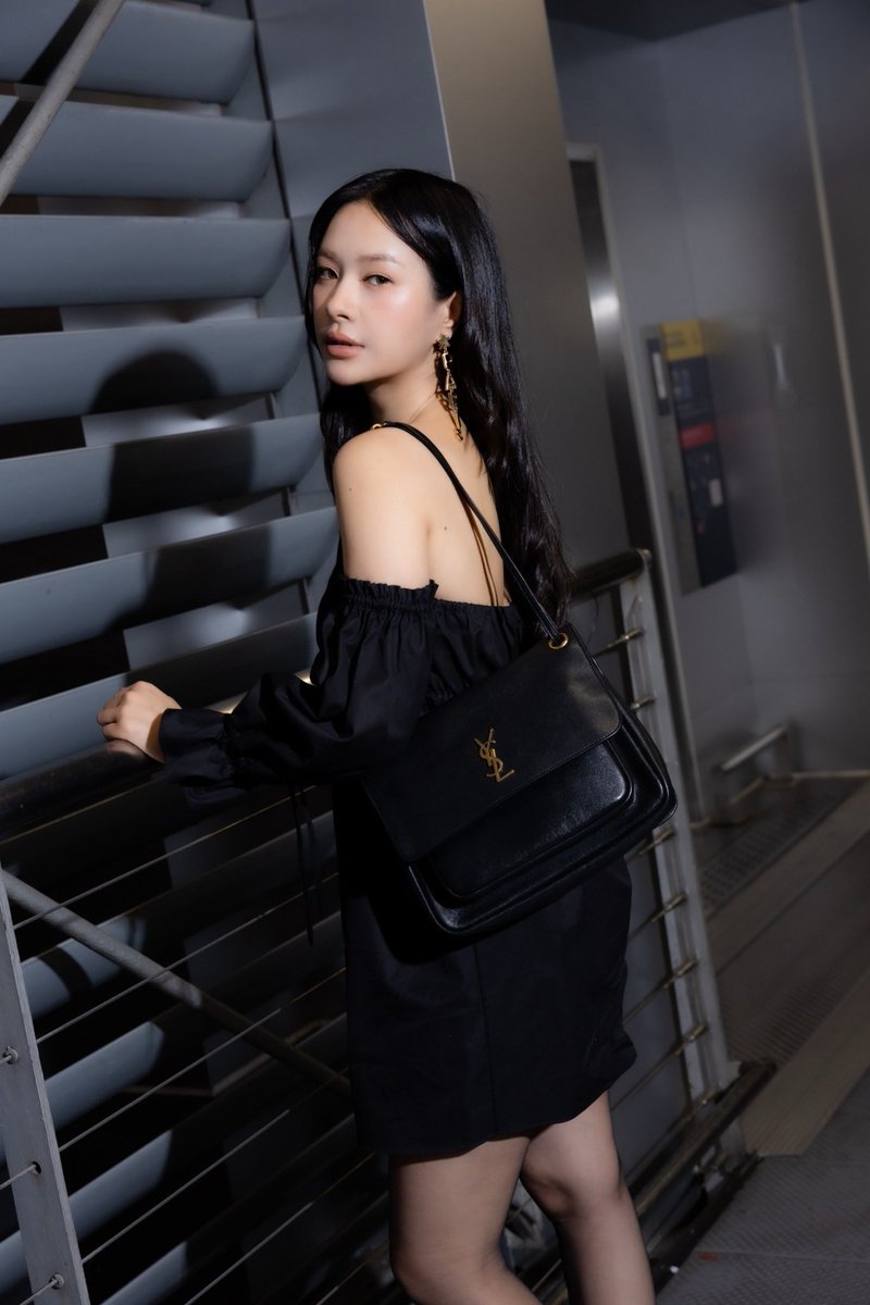 Siam_Paragon's tweet photo. มิ้ลค์-พรรษา (@panlyyy) ปรากฏตัวในแอร์พอร์ตลุค ก่อนเดินทางเข้าร่วมชมแฟชั่นโชว์ Saint Laurent Women’s Summer 27 ณ กรุงปารีส ประเทศฝรั่งเศส ซึ่งมีกำหนดจัดขึ้นในวันพุธที่ 30 กันยายน เวลา 02.00 น. ตามเวลาประเทศไทย 

สำหรับลุคครั้งนี้ มิ้ลค์เลือกสวมเดรสสั้นสีดำดีไซน์เปิดไหล่ จับคู่กับต่างหูห้อยสีทอง รุ่น YSL PARIS คอมพลีตลุคด้วยรองเท้าส้นสูงหนังเรียบ รุ่น BABYLONE BRETEUIL และกระเป๋า NIKI Soft Medium สีดำ ถ่ายทอดสไตล์อันเป็นเอกลักษณ์ของ Saint Laurent ผ่านซิลูเอตที่เฉียบคม เรียบเท่ และสง่างาม

การปรากฏตัวครั้งนี้สะท้อนเสน่ห์ของมิ้ลค์ในฐานะแขกคนสำคัญของ Saint Laurent พร้อมถ่ายทอดความมั่นใจและความเป็นตัวของตัวเองผ่านแฟชั่นได้อย่างโดดเด่น 

ค้นพบไอเทมจาก Saint Laurent ได้ที่ชั้น M สยามพารากอน 

PFWSS27 CALLING MILK PANSA 

#SaintLaurent #YSL 
#SaintLaurentSS27
#YSLxMilkPansa #MilkPansa 
#SIamParagon