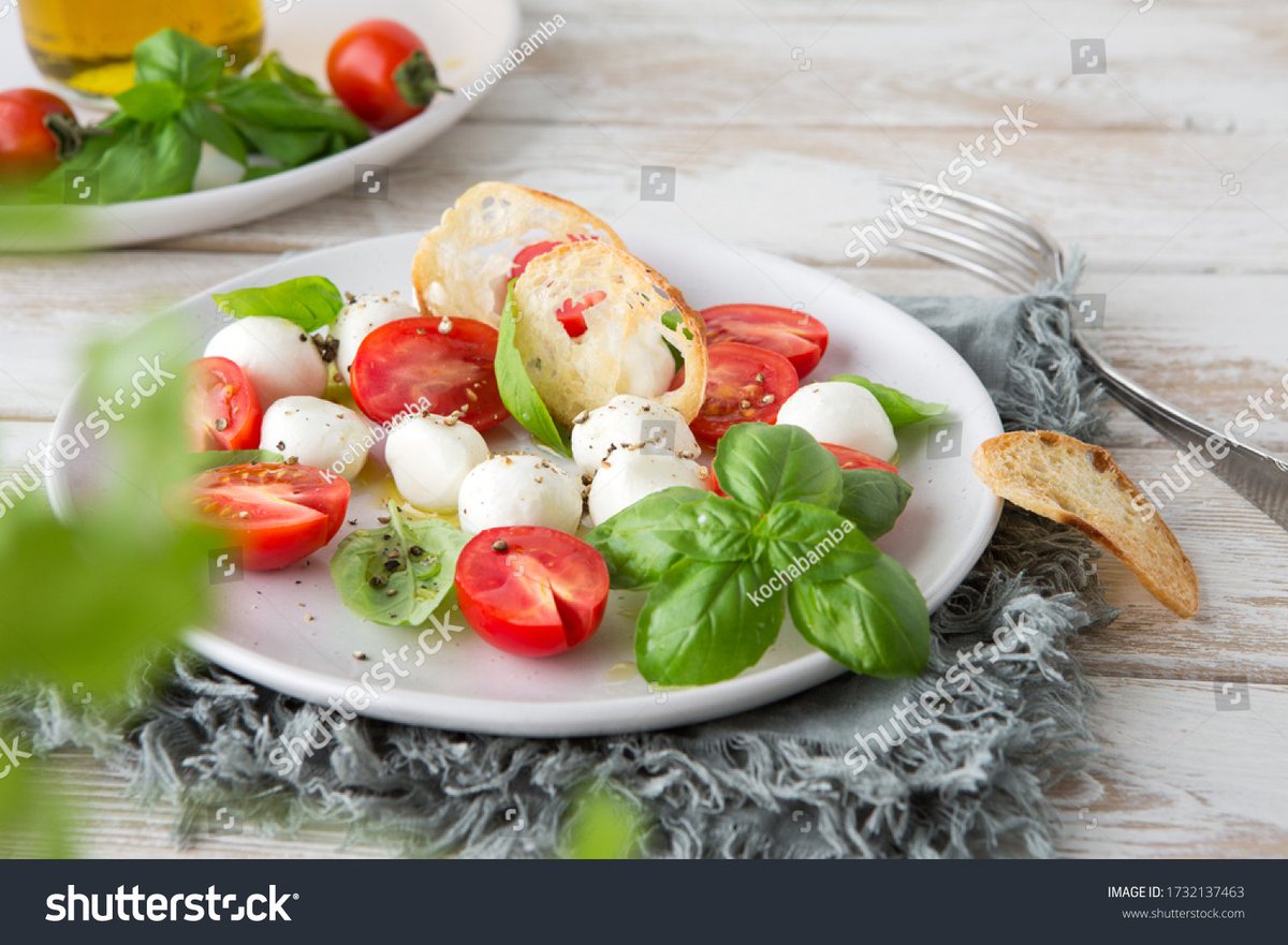 liamtai684692's tweet photo. Just grabbed farm-fresh tomatoes, basil, and mozzarella for a quick Caprese salad tonight—fresh ingredients make every meal better!， https://t.co/1XRY8EjCkw