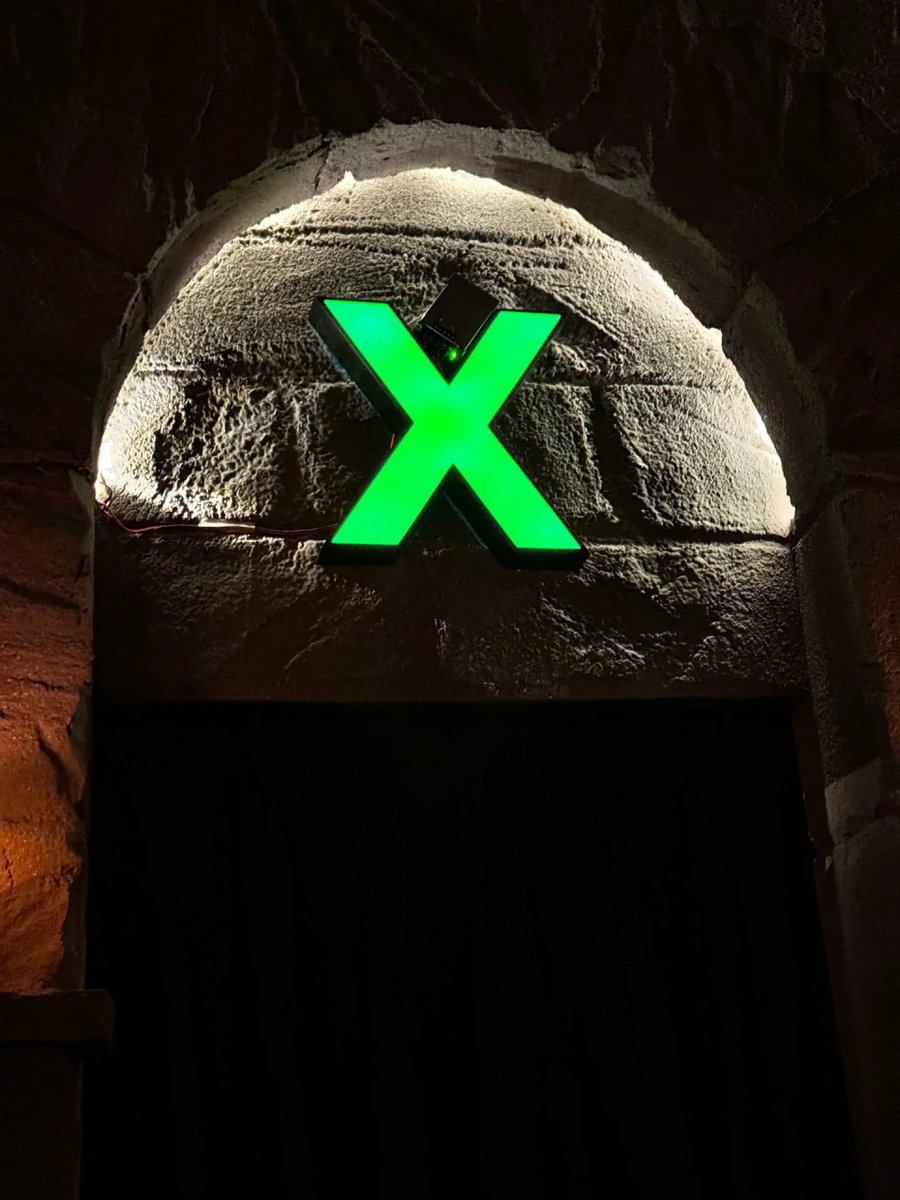 aidenphat503557's tweet photo. Tired of boring hangouts I just escaped the 80s-themed locked room with my squad—no clues left unturned, no panic mode won! Can you beat our 42-minute record ， https://t.co/sOSi87VcJy