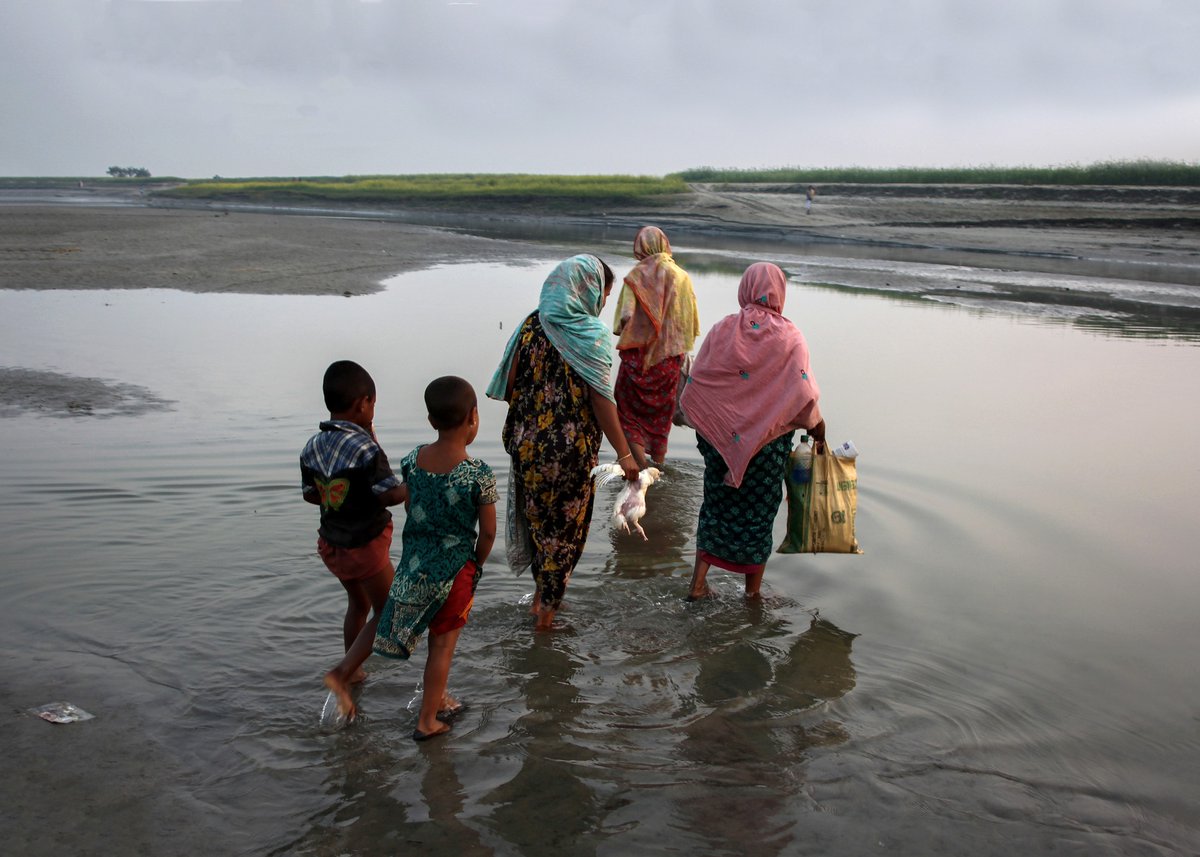 michaeland5jrg's tweet photo. Build, collapse, rebuild. River islands form from silt accumulating in the delta. As they grow, people settle to farm, building homes, communities, schools, and clinics. Yet floods and erosion affect millions yearly, destroying lives, property, and https://t.co/a6sEO4h0UU
