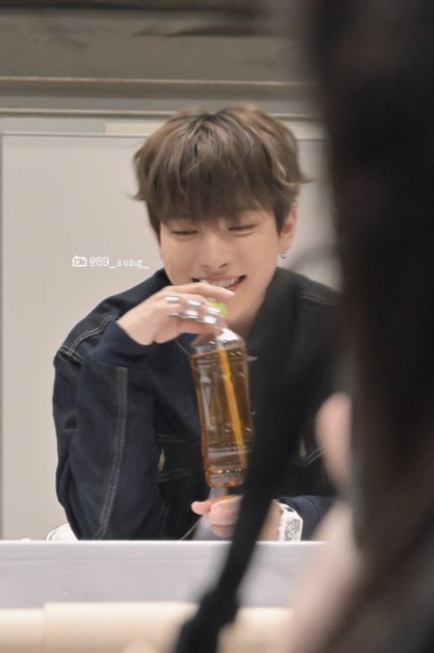 sohnsonsun's tweet photo. little fairy:.... he's pocket size..... https://t.co/D19HfbpXtT