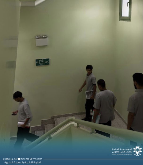 tvtc_g_med's tweet photo. تغطية📸

نفذت وحدة الصحة والسلامة المهنية في #الكلية_التقنية_بالمدينة_المنوزة
عملية الإخلاء الوهمي بنجاح في مبنى قسم الإلكترونيات والكهرباء بهدف التأكد من جاهزية المنشأة ورفع مستوى الوعي باجراءات السلامة والإخلاء في حالات الطوارئ.

#التدريب_التقني https://t.co/MEMhvBummN