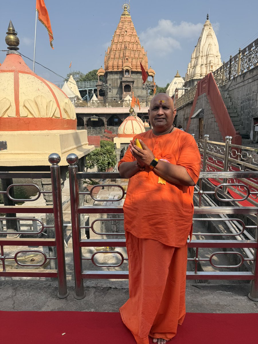 kalisenachief's tweet photo. आज उज्जैन में महाकाल के दर्शन हुये प्रार्थना  इस बार केवल तीन क़ानून को समाप्त करने की , बाबा महाकाल प्रार्थना अवश्य सुनेंगे और मोदी की बुद्धि ठीक करेंगे । 

महाकाल निर्वाणी अखाड़े की संपत्ति है लेकिन मध्यप्रदेश के मुख्यमंत्री ने इसे पूरा कब्जा कर लिया है चारों तरफ़ केवल लूट मची है , लोगो का कहना है की उज्जैन के सभी होटलों और रिसोर्ट में मोहन यादव की प्रोटेक्शन मनी बंधी हुई है जिसको उसके भाई नारायण यादव वसूलते हैं । 

मोहन यादव खूब पैसे बटोर रहे हैं ताकि दिल्ली पैसा पहुंचा कर अपनी सत्ता बचाए रखें । 

मुझे महाकाल पर भरोसा है की मोहन यादव का पाप का घड़ा भर गया हो तो इन्हें जरूर दंड प्रदान करें ।