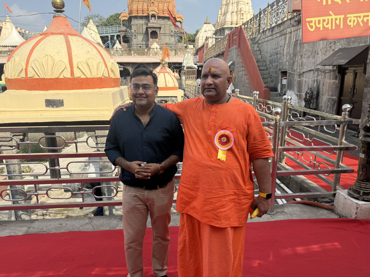 kalisenachief's tweet photo. आज उज्जैन में महाकाल के दर्शन हुये प्रार्थना  इस बार केवल तीन क़ानून को समाप्त करने की , बाबा महाकाल प्रार्थना अवश्य सुनेंगे और मोदी की बुद्धि ठीक करेंगे । 

महाकाल निर्वाणी अखाड़े की संपत्ति है लेकिन मध्यप्रदेश के मुख्यमंत्री ने इसे पूरा कब्जा कर लिया है चारों तरफ़ केवल लूट मची है , लोगो का कहना है की उज्जैन के सभी होटलों और रिसोर्ट में मोहन यादव की प्रोटेक्शन मनी बंधी हुई है जिसको उसके भाई नारायण यादव वसूलते हैं । 

मोहन यादव खूब पैसे बटोर रहे हैं ताकि दिल्ली पैसा पहुंचा कर अपनी सत्ता बचाए रखें । 

मुझे महाकाल पर भरोसा है की मोहन यादव का पाप का घड़ा भर गया हो तो इन्हें जरूर दंड प्रदान करें ।