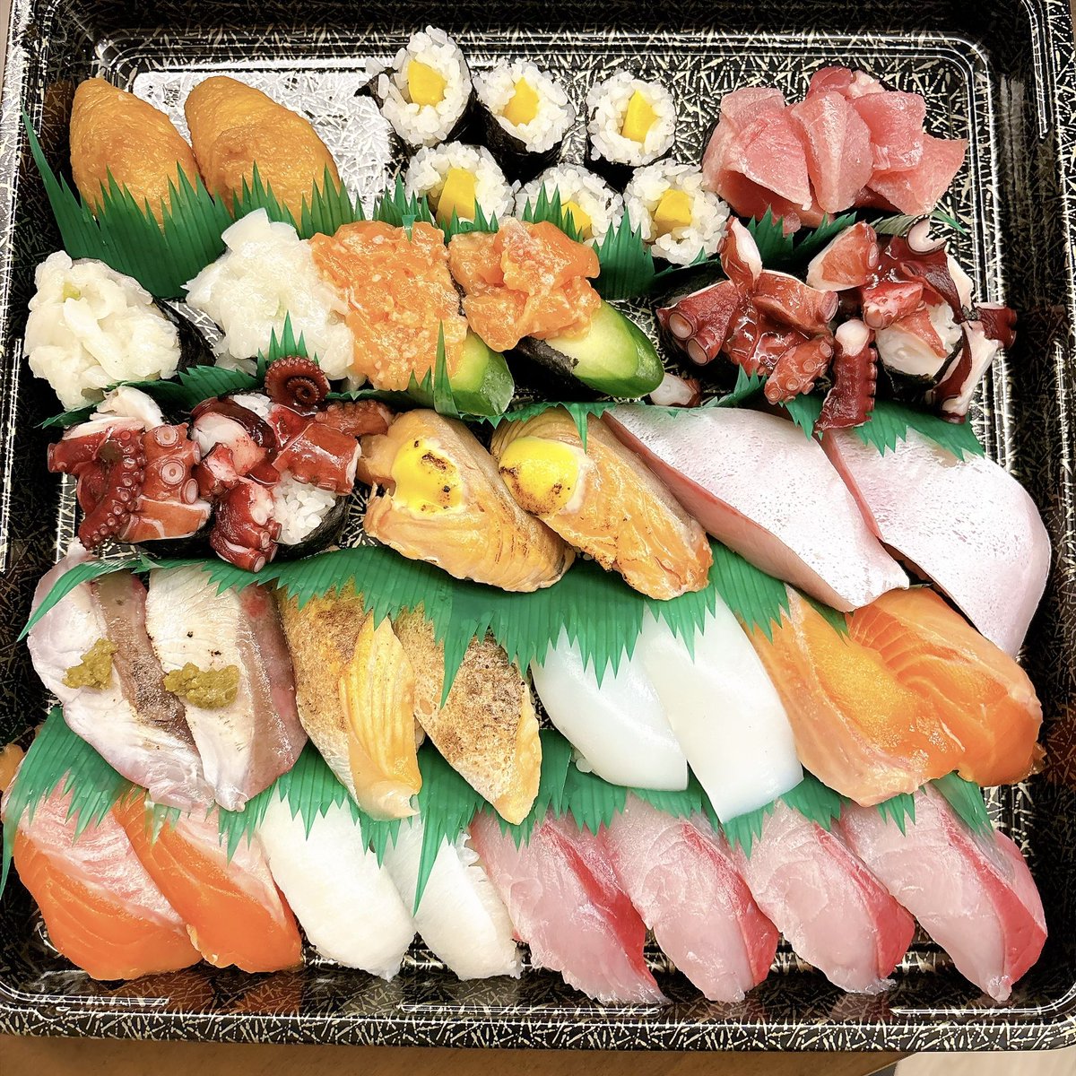0930Messiah's tweet photo. 連休最終日は、並び過ぎて店内で食べれない某寿司屋の寿司 https://t.co/Q4OVy6Fhgd