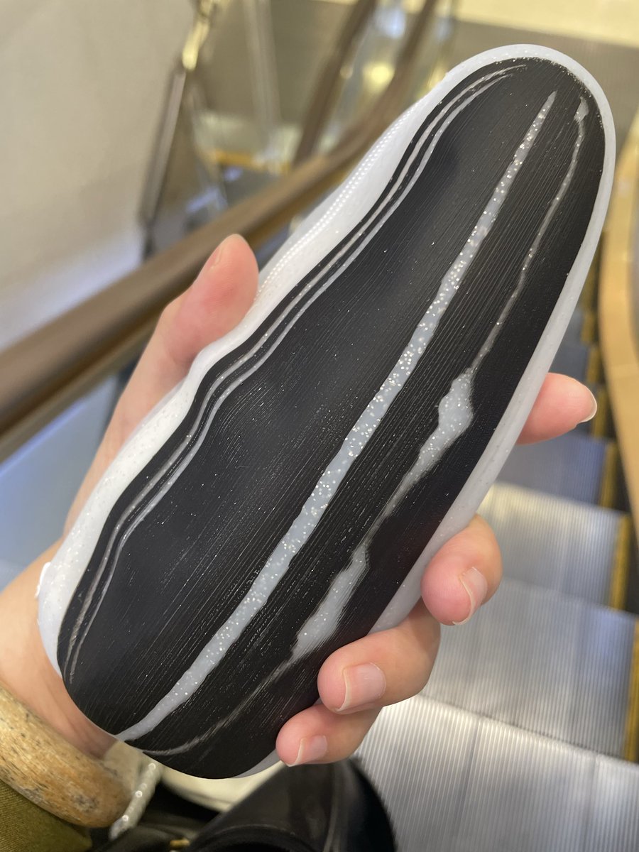 zomworks's tweet photo. ガチャポンで人間サイズのひまわりの種ポーチがあったので回したらラメ入りのやつ出て激アツ展開 https://t.co/dMooOfYkBK