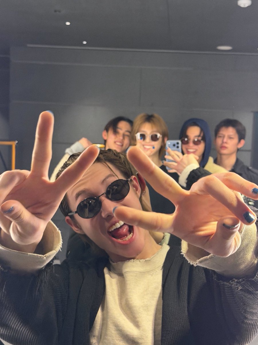 probablymartiny's tweet photo. 🫶🫶🫶🫶🫶 https://t.co/vyy2tPQb9d