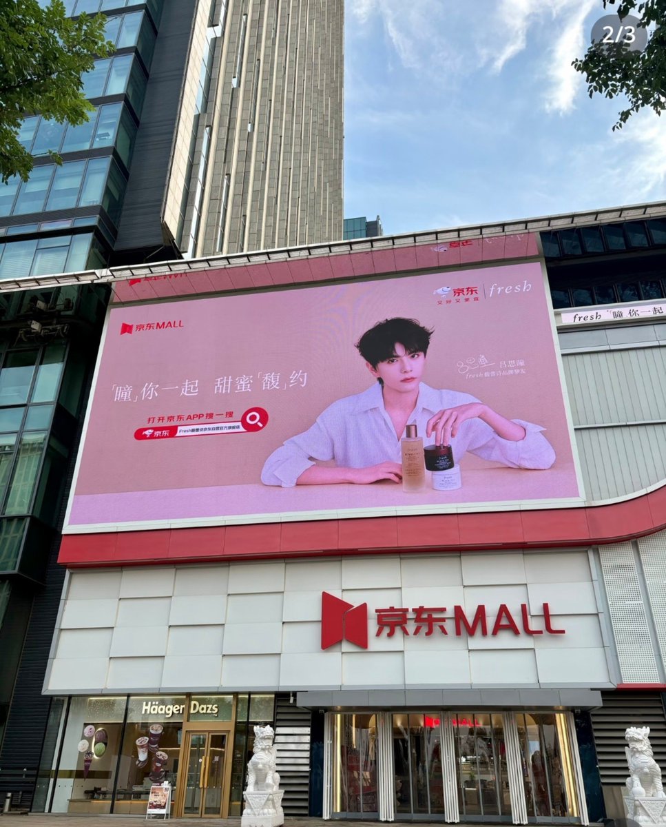 cikarein88's tweet photo. Elio is lighting up JD MALL Tianjin Binhai for FRESH! 🌹✨ Look at those huge screens ~ our Tongtong everywhere! 🥹🧡

Little Pillows, please go show some love to the JD MALL post too. Like ❤️, leave a lovely comment 💬 and share/repost 🔁 to help spread Elio × FRESH even further!

And of course, if you’ve been eyeing the FRESH products, go grab yours and support Elio through the campaign too. 🛍️✨

Let’s make some noise for Lyu Sitong! 🧡

#FreshXLyuSitong
#Aylio

🔗xhs : https://t.co/21TASYk6jf