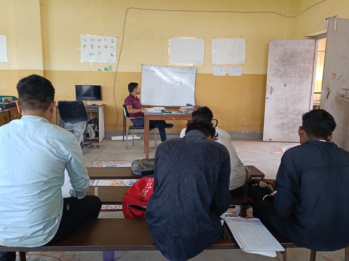 bhatar_iti's tweet photo. দৈনিক ক্লাস | DAILY CLASS
আজকের ক্লাসের প্রতিটি মুহূর্ত—আগামী দিনের দক্ষতার প্রস্তুতি। বোর্ড থেকে Workshop, Theory থেকে Practical—প্রতিটি শেখার অভিজ্ঞতাকে বাস্তব দক্ষতায় রূপ দেওয়ার পথে এগিয়ে চলেছে আমাদের শিক্ষার্থীরা। শেখা নয় শুধু, করে শেখাই আমাদের শক্তি। https://t.co/fbzZTUd12T