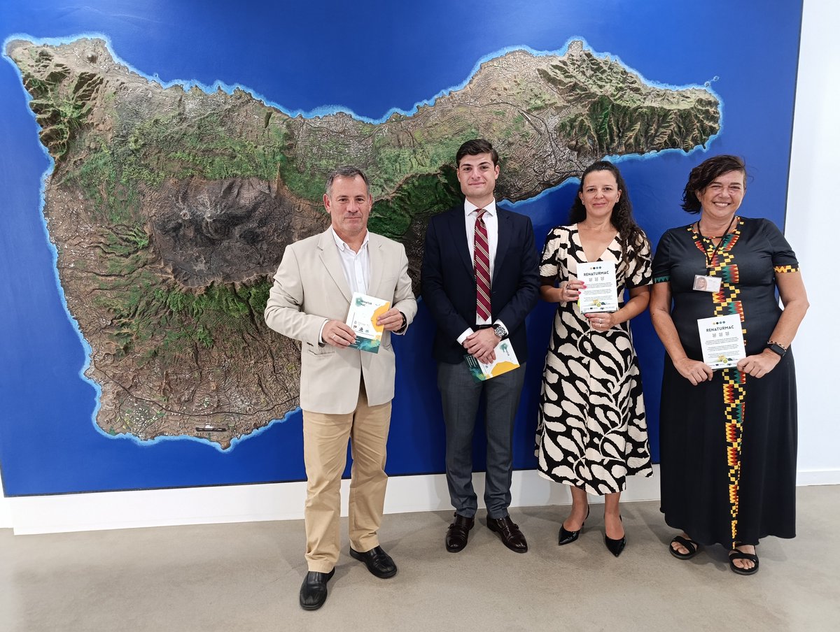 ITERtenerife's tweet photo. 🌍 Recibimos un delegación institucional en el marco de las Jornadas #REFCanarias, organizada por el @CabildoTenerife.

Conocieron nuestra actividad, el Centro de Visitantes, D-ALiX, TeideHPC y proyectos de cooperación transnacional como #RENATURMAC y #CAMBIOS.

#ITER #Innovación https://t.co/opRuvs5vcP