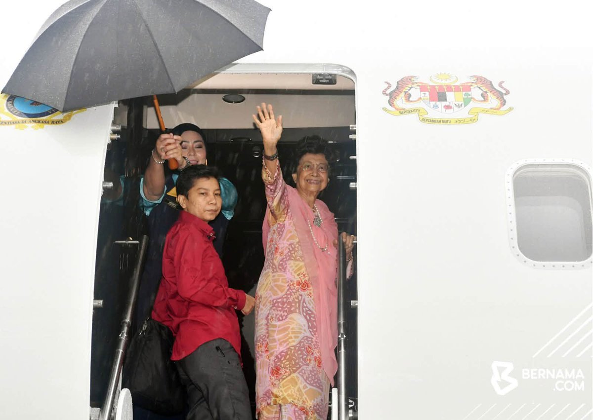 bernamadotcom's tweet photo. Yet, back home, she remained grounded. She was often seen courtside supporting Malaysia’s badminton players, many of whom affectionately called her “ibu” (mother).

Dr Siti Hasmah was more than a medical trailblazer. For generations of Malaysians, particularly women and children in rural communities, her work helped bring healthcare closer to home.

In her later years, she humbly stated that she had nothing to leave the people ‘except my love and my advice’. But looking at the generations of mothers and children who survived because she cared enough to walk into their villages, she clearly left much more.

📷 FotoBERNAMA

#BernamaNews
#BernamaImages
#SalamTakziah
#AlFatihah
#SitiHasmah