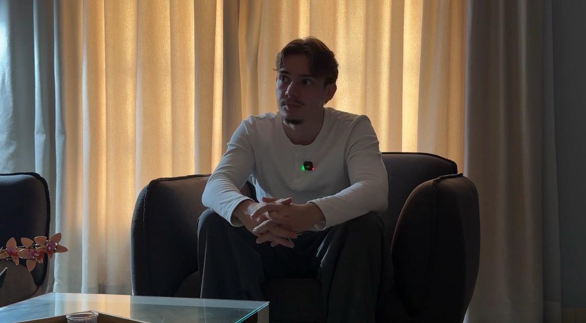 evanytgrowth's tweet photo. si je devais construire une stratégie YouTube à +500k€ pour un business, voilà exactement ce que je ferais.  

pas de montage de ouf.  pas de miniature à 500€. 

juste l'ordre dans lequel tout se construit.  

1/ l'ICP avant la première vidéo  pas "des entrepreneurs". 

une personne. sa douleur, son désir chiffré, ses peurs, ce qui le fait bouger maintenant, et surtout ses mots exacts.  

où les trouver :   

—> prends tes calls de vente des 6 derniers mois, balance les transcripts dans Claude. 
—> regarde tes formulaires d'onboarding 
—> resort tes vraies conversations en setting    

peurs, objections, déclencheurs, désirs, doutes,etc. 

tout est déjà là.  tes titres, tes hooks, tes sujets et tes CTA sortent de là.   

pas de ta tête. 

 2/ une chaîne c'est un funnel, pas une collection de vidéos  

haut → recherche + contenu large. du trafic froid milieu → éducation, autorité. de la confiance 
bas → études de cas, interviews clients. du closing 

repère : 50/30/20 (si tu commences ta chaine)  

mais celui qui l'applique mois après mois sans regarder ses données laisse de l'argent sur la table.  

3/ mois 1 : on pose les fondations  4 à 8 vidéos, validées par une recherche d'outliers avant d'écrire un mot.  

lien de RDV en première ligne de chaque description.

leads magnets (spécifiques et généraux) —> pour engager encore plus dans la vidéo par pic de dopamine (sentiment d'être redevable) et scrapper leurs données

ce que tu suis : rétention à 30 sec (60-70% sinon ton hook a raté), part de nouveaux spectateurs, sources de trafic.  ce que tu ignores : abonnés, vues à 48h, likes.  

4/ mois 2 : la formation gratuite 

+1h. toute ta méthode à découvert, tu gardes rien.  

quelqu'un qui t'a regardé enseigner pendant une heure arrive au call déjà convaincu. c'est plus le même call. 

 et si tu résous son problème et que tu lui apportes du résultat, il deviendras accro à toi avant d'acheter.  

la veille de chaque call → tu envoies au prospect la vidéo qui répond à son objection.  

tu utilises tes vidéos comme assets en setting sur Instagram. 

 t'as pas besoin de 10k vues pour ça. juste de la bonne vidéo.  

5/ mois 3 : le volant tourne  1 vraie étude de cas. 

maintenant il y a assez de monde chaud pour qu'elle convertisse.  

les vidéos qui ont décroché → nouveau titre, nouvelle miniature. 
 tes 2-3 meilleures → remake prévu au mois 6.  

et une seule métrique compte : quel contenu génère des rendez-vous.  

systématise ce qui fonctionne : CTA, formats, sujets, etc.  

une pub s'arrête le jour où tu arrêtes de payer. une vidéo travaille encore dans 2 ans. 

si tu veux l'appliquer mais que t'as pas le temps, on s'occupe de ta prochaine vidéo gratuitement : https://t.co/gYfFvbacVz 

je t'offre ta stratégie et le concept de ta prochaine vidéo ;)  (et c'est sans engagement)