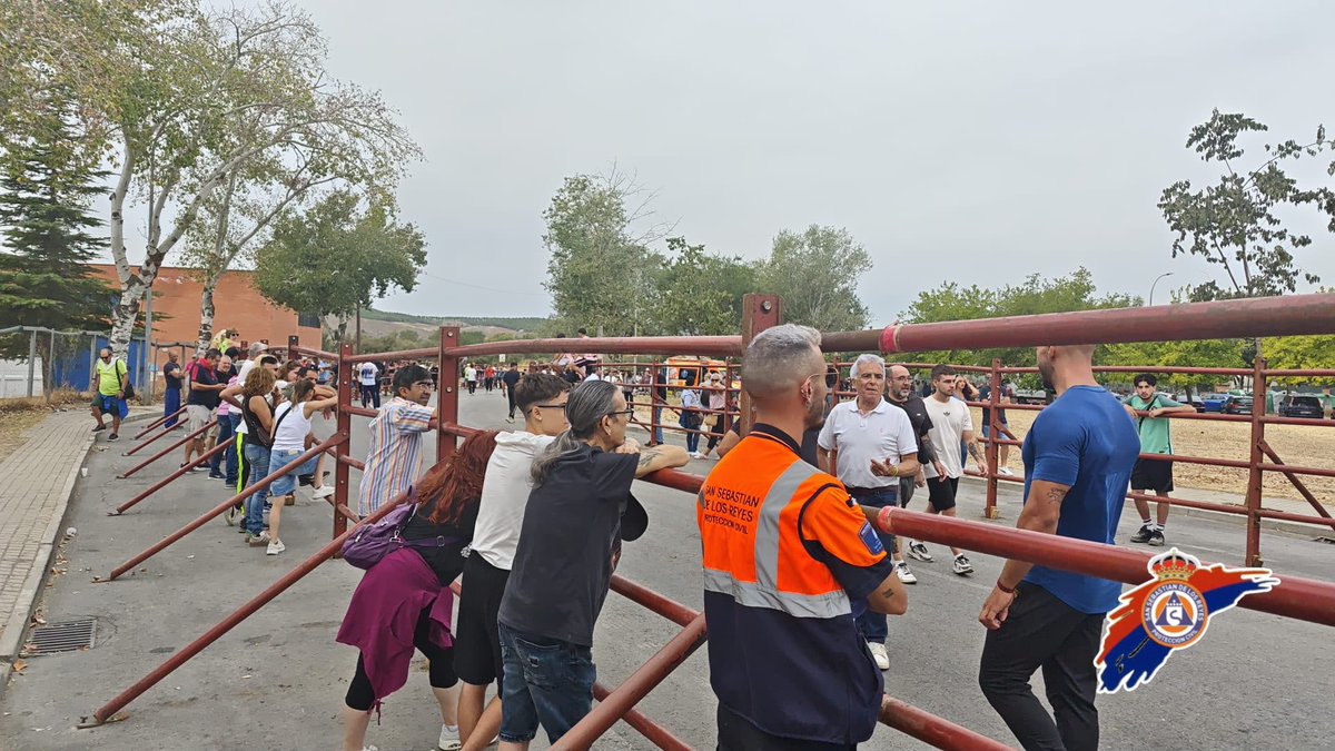 ProteSanse's tweet photo. 🐂☁️ Lunes por la mañana y nosotros ya estamos en marcha.

Esta mañana estamos cubriendo los encierros de Velilla de San Antonio con una de nuestras dotaciones 🚑

¡Seguimos de ruta! 🧡

#ProteSanse https://t.co/h0TrshQbo0