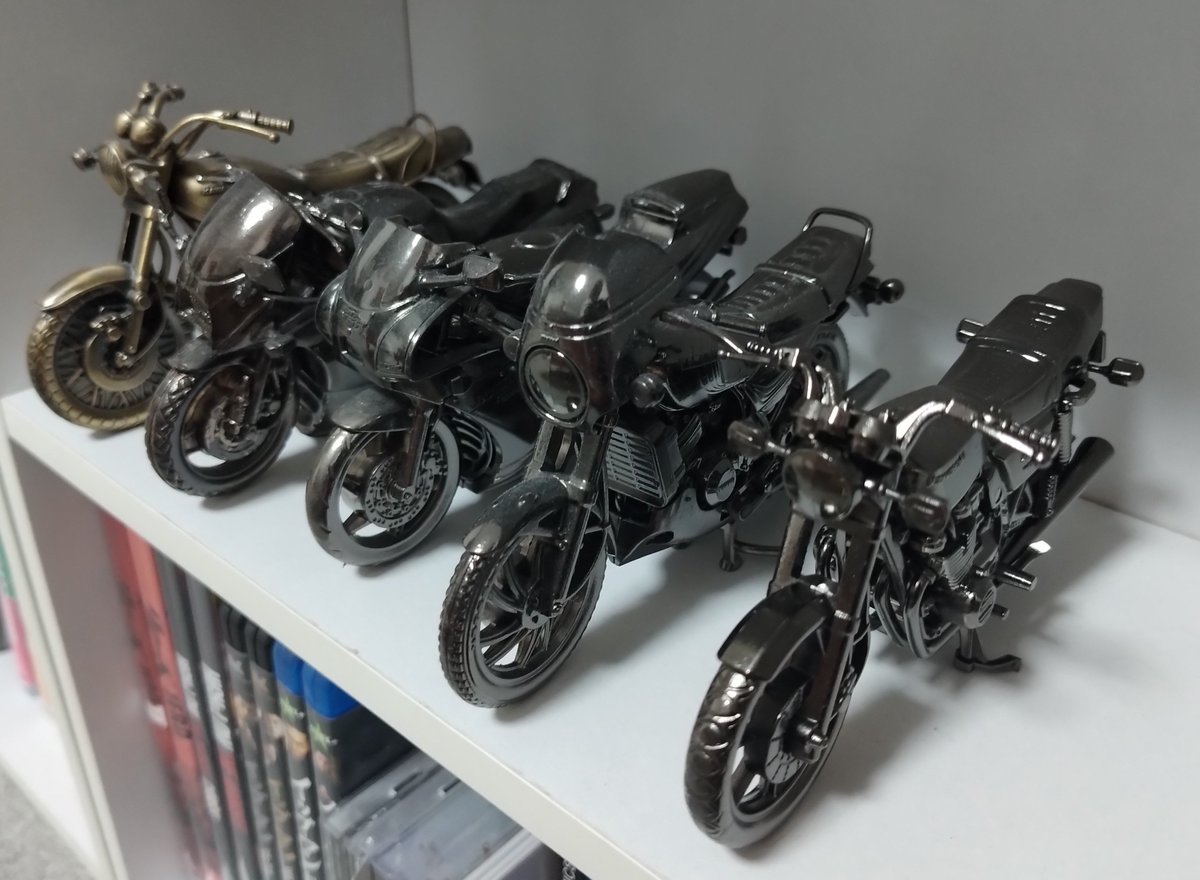 EwinbeeK's tweet photo. 嫁さんの新しいバイク
エリミネーター400SEを
契約してきました🏍
色は俺も嫁さんも一目で
気に入ったグリーン&amp;ブラック。
10月下旬に納車予定なので
今から楽しみだね😊
バイクの模型コレクションも
Z400FXが加わって5台になったよ😌 https://t.co/Pwa8OecRsK
