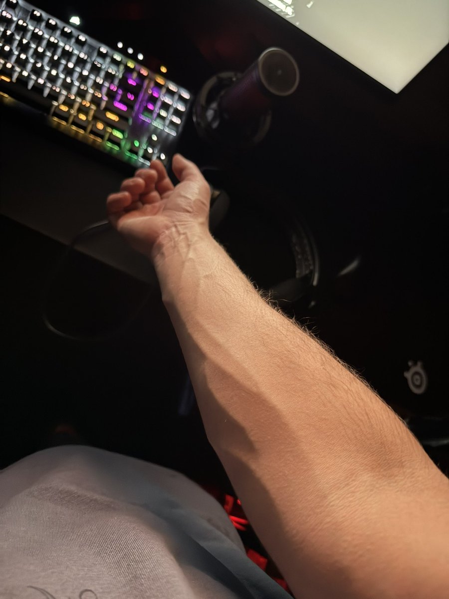HexxxedOut's tweet photo. Where all my freaks that have a #handkink at https://t.co/nrroLKQiAp