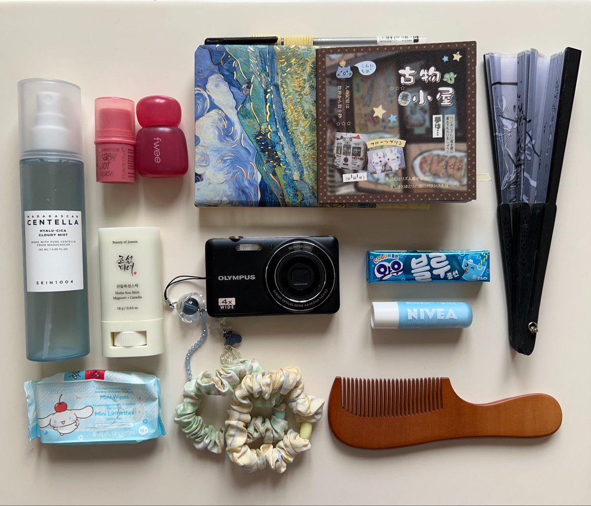 bowtrees's tweet photo. what’s in my bag :) https://t.co/Q0vY4bmPuy