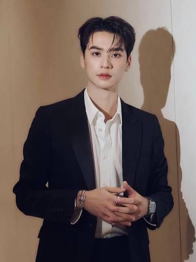 IconicRankings's tweet photo. 🏆 Star Focus: Style Icon of the Year
TOP 20 FINAL VOTING RESULTS

1. Keng Harit (5.28M Votes)
2. Yoko Apasra (4.70M)
3. Felix (3.90M)
4. Thomas Teetut Chungmanirat (3.23M)
5. Pond Naravit (1.86M)
6. Lingling Sirilak (1.83M)
7. KEONHO (1.79M)
8. Faye Peraya (1.78M)
9. JUHOON (1.74M)
10. Orm Kornnaphat (1.72M)
11. TeeTee Wanpichit (1.70M)
12. Emi Thasorn (1.70M)
13. Rosé (1.69M)
14. Charlotte Austin (1.69M)
15. Bonnie Pussarasorn (1.69M)
16. Lyu Sitong (1.68M)
17. Por Suppakarn (1.68M)
18. BamBam (1.67M)
19. Michieda Shunsuke (1.66M)
20. Sato Yusuke (1.66M)