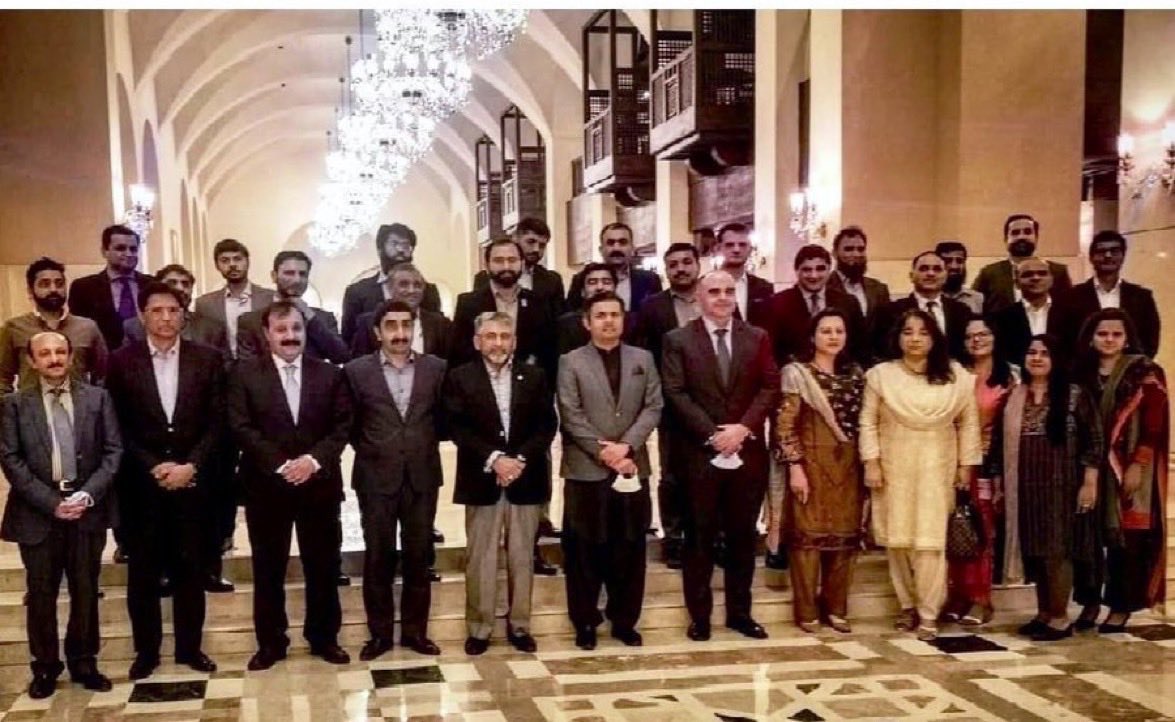 sh_basra's tweet photo. کیا اپنے ملک کی خدمت کا صلہ یہی ہے؟

حماد اظہر، جنہوں نے پاکستان کو FATF گرے لسٹ سے نکالنے کی کوششوں میں اہم کردار ادا کیا، آج ان پر 71 دہشت گردی کے مقدمات ہیں۔ منہ پر کپڑا، ہاتھوں میں ہتھکڑیاں اور عدالت میں پیشی ایسے جیسے کوئی خطرناک دہشت گرد ہو!

ایک سابق وفاقی وزیر اور پڑھے لکھے سیاسی رہنما کے ساتھ یہ سلوک آخر دنیا کو کیا پیغام دے رہا ہے؟

جب سیاسی اختلاف کو دہشت گردی، وفاداری کو جرم اور عمران خان کے ساتھ کھڑے ہونے کو سزا بنا دیا جائے تو سوال افراد کا نہیں رہتا، پورے نظام پر اٹھتا ہے۔

ہتھکڑیاں ہاتھوں میں ڈالی جا سکتی ہیں، نظریے اور حوصلے کو نہیں۔
@Hammad_Azhar 
@PTIofficial