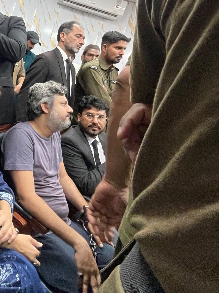 sh_basra's tweet photo. کیا اپنے ملک کی خدمت کا صلہ یہی ہے؟

حماد اظہر، جنہوں نے پاکستان کو FATF گرے لسٹ سے نکالنے کی کوششوں میں اہم کردار ادا کیا، آج ان پر 71 دہشت گردی کے مقدمات ہیں۔ منہ پر کپڑا، ہاتھوں میں ہتھکڑیاں اور عدالت میں پیشی ایسے جیسے کوئی خطرناک دہشت گرد ہو!

ایک سابق وفاقی وزیر اور پڑھے لکھے سیاسی رہنما کے ساتھ یہ سلوک آخر دنیا کو کیا پیغام دے رہا ہے؟

جب سیاسی اختلاف کو دہشت گردی، وفاداری کو جرم اور عمران خان کے ساتھ کھڑے ہونے کو سزا بنا دیا جائے تو سوال افراد کا نہیں رہتا، پورے نظام پر اٹھتا ہے۔

ہتھکڑیاں ہاتھوں میں ڈالی جا سکتی ہیں، نظریے اور حوصلے کو نہیں۔
@Hammad_Azhar 
@PTIofficial