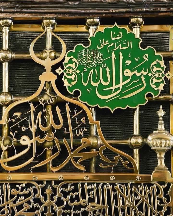EmadAlDesouki's tweet photo. هم بالحبيب محمد وذويه
إن الهيام بحبه يرضيه

إن مات جسمك فالهوى يحييه
جسد تمكن حب أحمد فيه

تالله إن الأرض لا تبليه
طوبى لمن هو في المحبة صبه

لم لا، ومولاه الكريم يحبه
في القبر حاشا أن يضام محبه

أو كيف يأكله التراب وحبه
في قلبه ومديحه في فيه https://t.co/U4Tzvg8Dfk