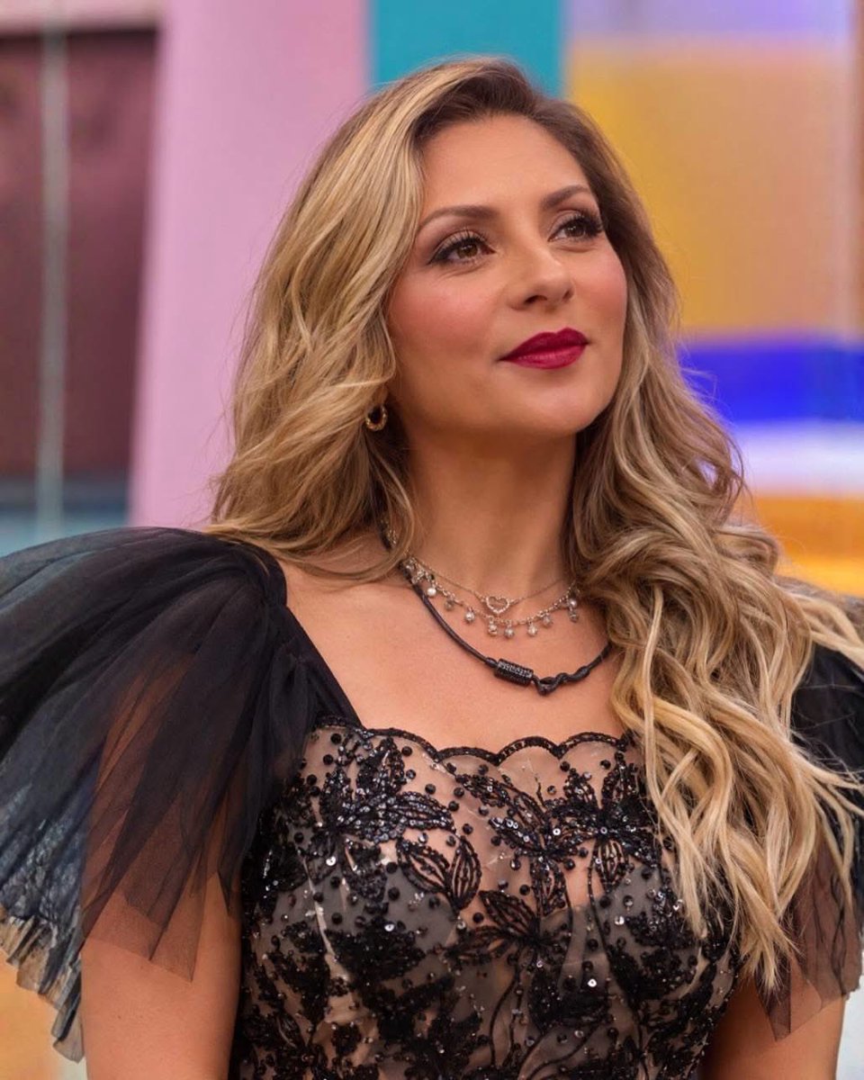 Raulgutierrez's tweet photo. ¿Estaban con el pendiente de quién habría sido el diseñador del despampanante vestido de Mariana Ochoa durante la gala de este domingo? 👀✨

Pues respiren, que aquí tenemos el dato… ¡el encargado del diseño fue nada más y nada menos que Gustavo Matta! 😏👏

Y por si el nombre les suena conocido, Gustavo ha diseñado vestuarios para RBD, Paulina Rubio, Belinda, Gloria Trevi, Alejandra Guzmán, Ana Bárbara, Yuri y muchas estrellas más. 🌟👗

Pero ojo 👀, porque también fue el responsable de crear para Thalía aquel icónico vestido de las guitarras. 🎸🔥

Así que ya saben… detrás de ese vestido de Mariana había bastante oficio y no precisamente una aguja cualquiera. ✨